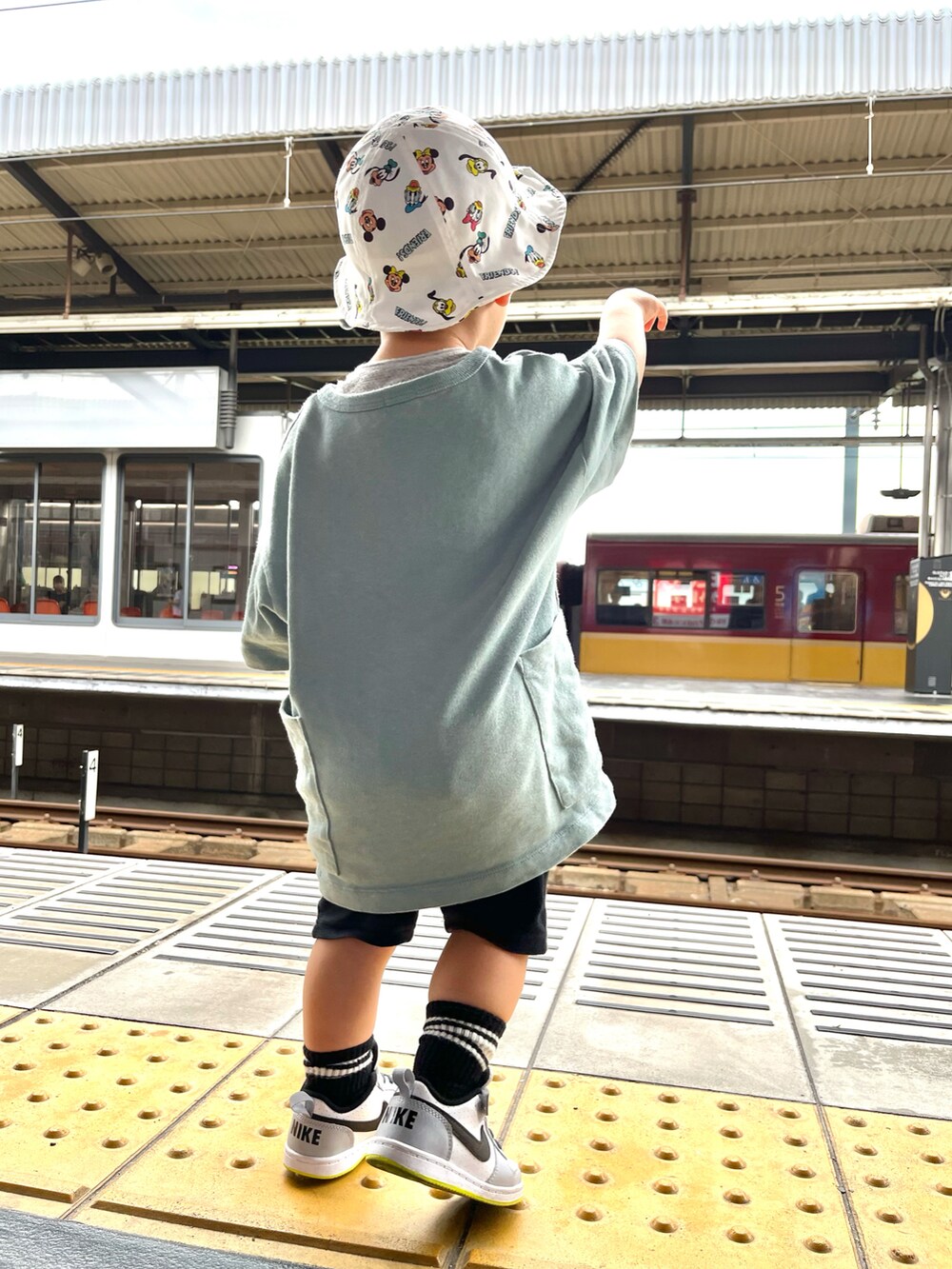 ブルー系のTシャツ/カットソー、ブラック系のパンツ、グレー系のスニーカーを着用したキッズの夏コーディネートの2枚目の写真