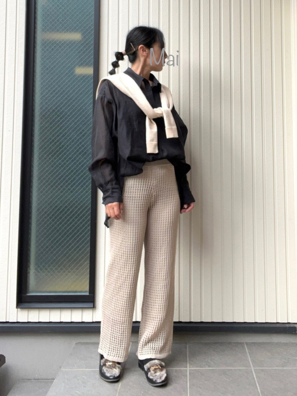 ホワイト系のその他パンツ、ブラック系のシャツ/ブラウス、ブラック系のローファーを着用したレディースの秋コーディネートの2枚目の写真