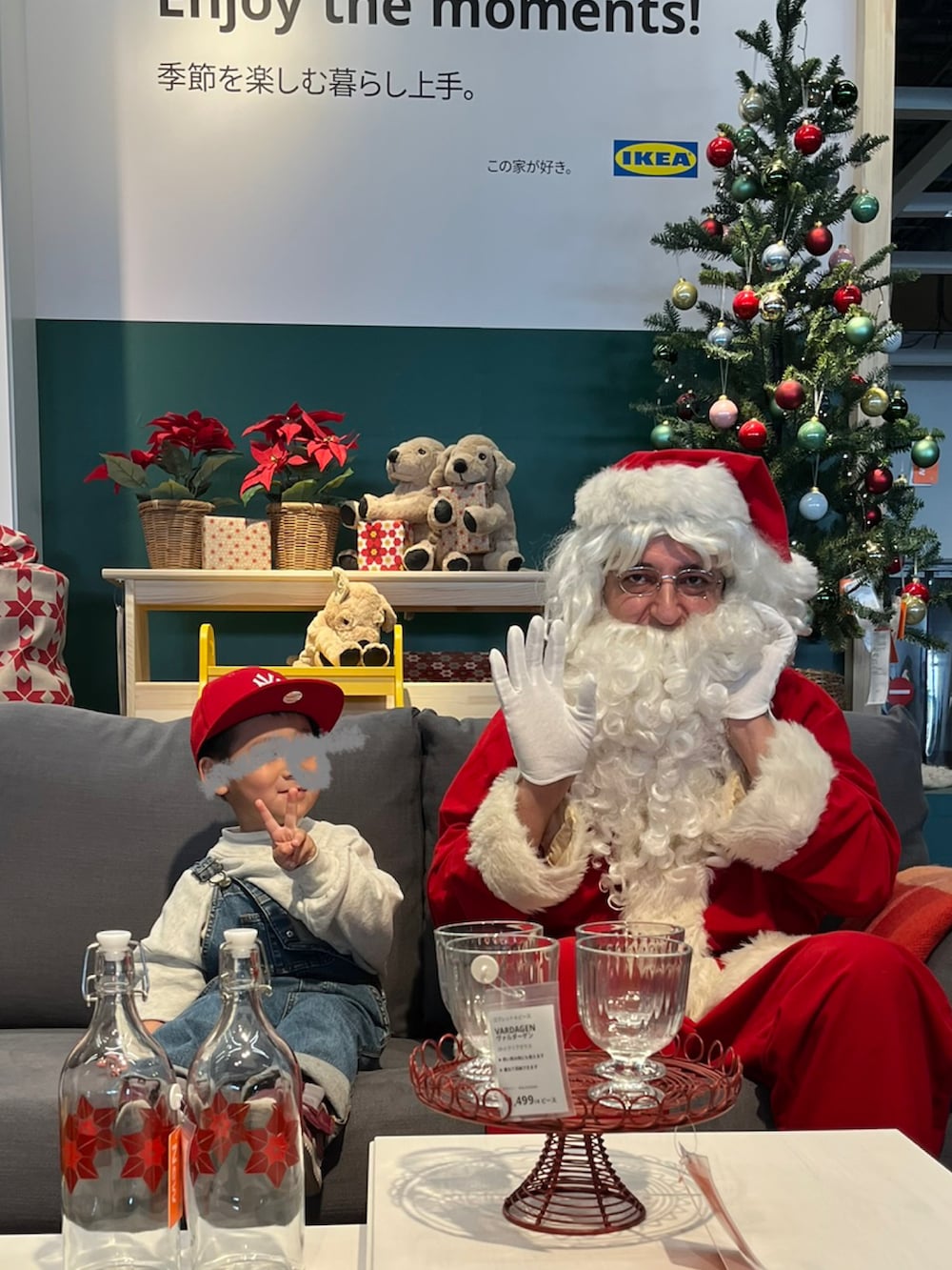 グリーン系のニット/セーター、ホワイト系のベスト、ブルー系のデニムパンツを着用したレディースの冬コーディネートの3枚目の写真