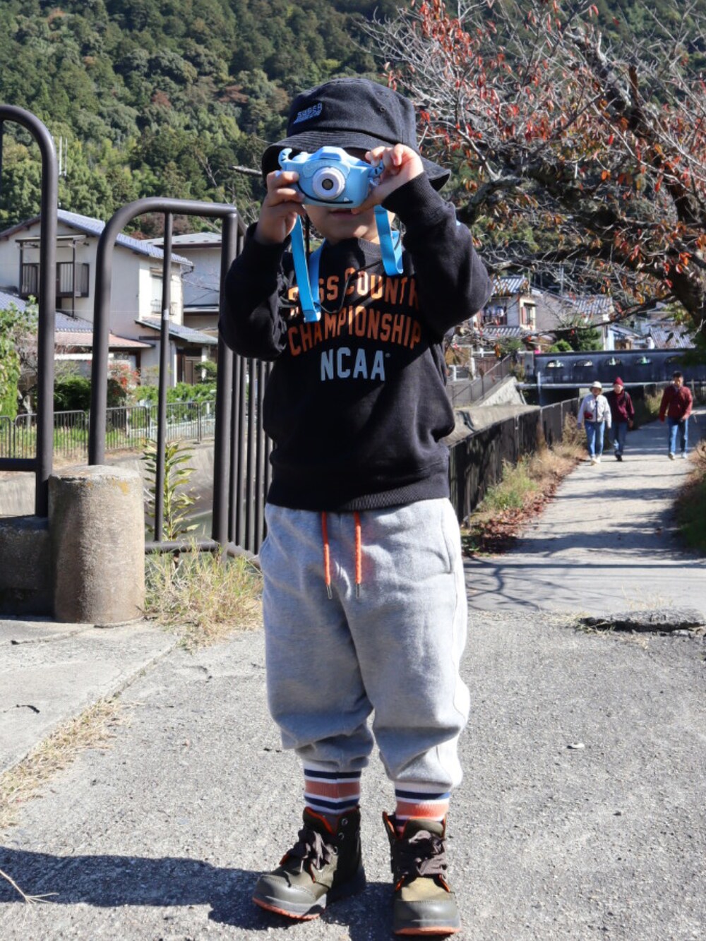 「ファッションを楽しもう、アウトドアスタイル、スニーカー、山登りスタイル、アノラックパーカー、パーカー、パタゴニア」｜「NCAAの【NCAA】アーチロゴトレーナー（100～140cm）（スウェット、ブラック系）」を使った、mai✺maiさん（キッズ・100cm）の秋コーディネートの4枚目の写真