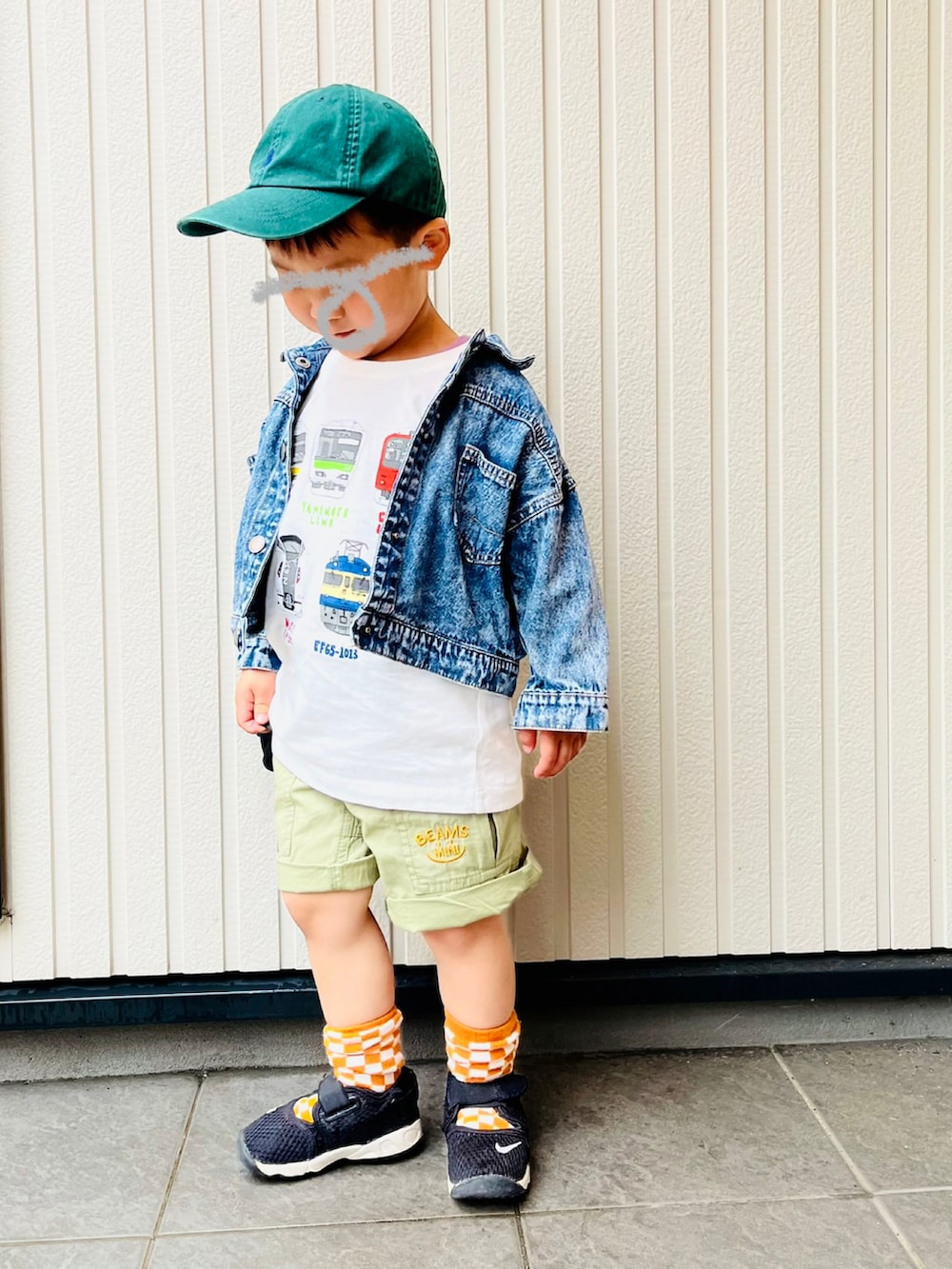 グリーン系のその他パンツ、ホワイト系のTシャツ/カットソー、ブラック系のスニーカーを着用したキッズの春コーディネートの2枚目の写真