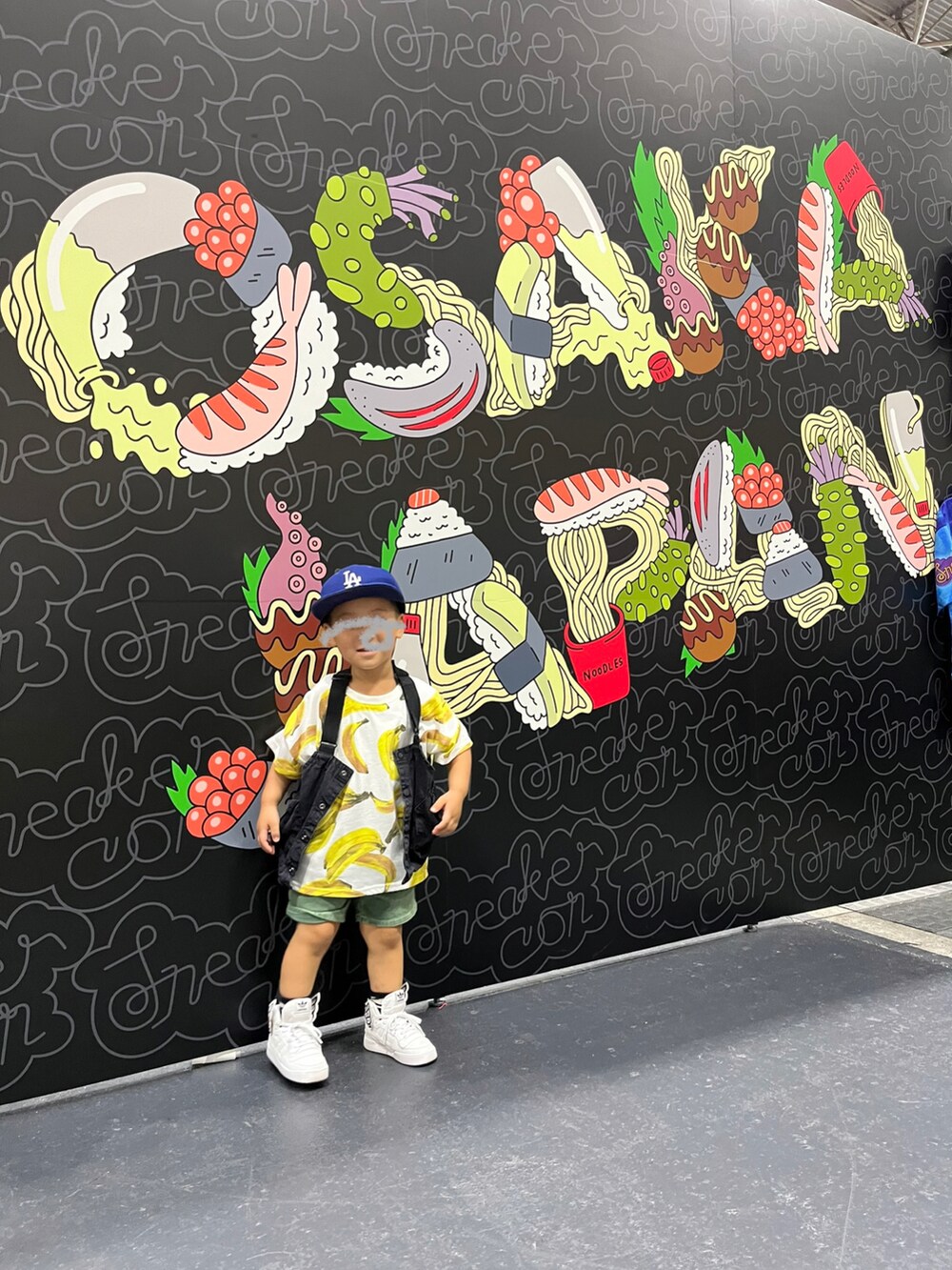 ホワイト系のスニーカー、ホワイト系のスニーカー、グリーン系のTシャツ/カットソーを着用したレディースの夏コーディネートの2枚目の写真