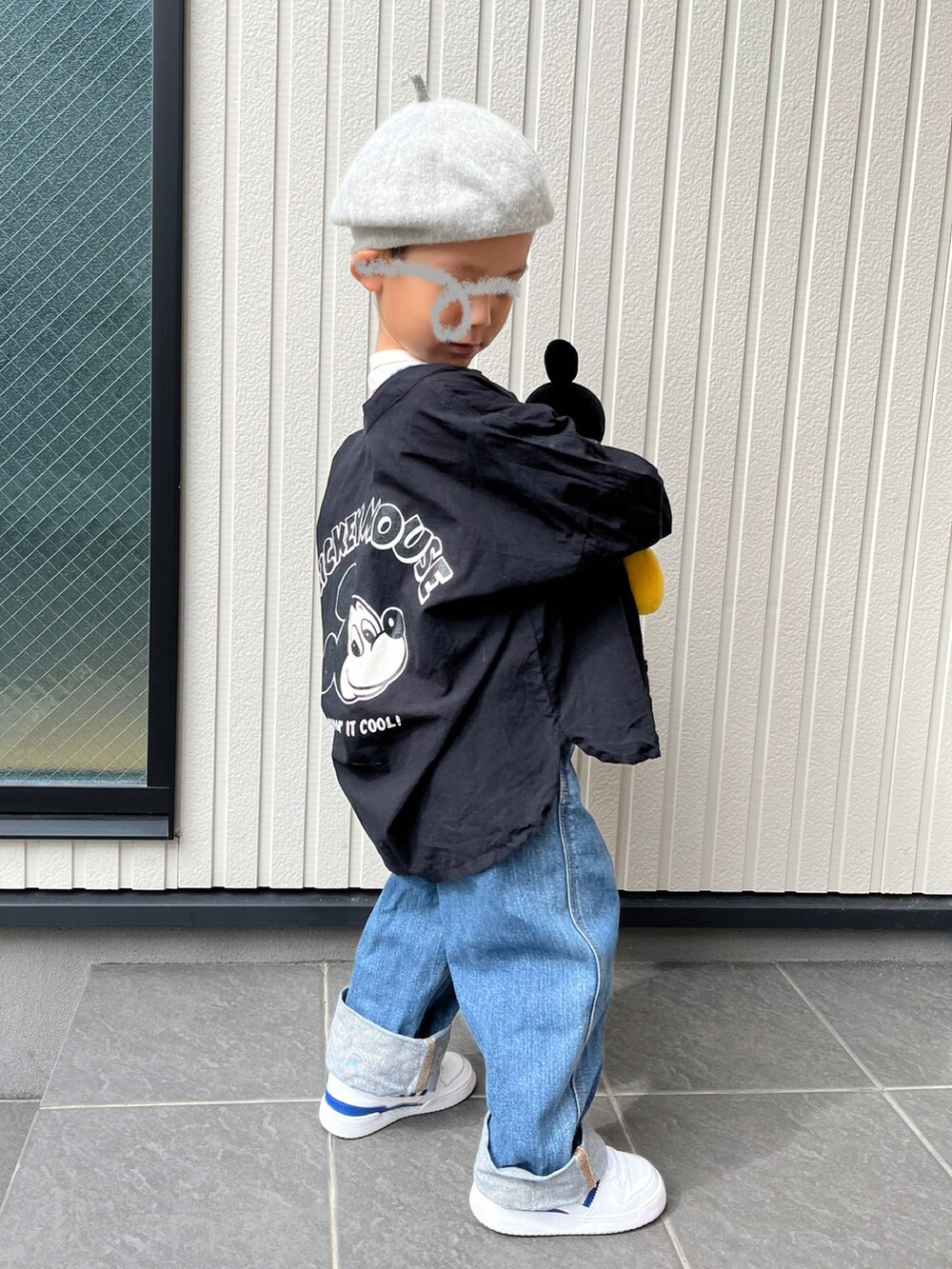 「秋服まるっと大公開、カジュアルコーデ、デニム、やっぱりデニムが好き、スニーカー、アディダス、adidas、フォーラム、ミッキー」｜「LOWRYS FARMのベレー帽　866498（ハンチング/ベレー帽、グレー系）」を使った、mai✺maiさん（キッズ・100cm）の秋コーディネートの2枚目の写真