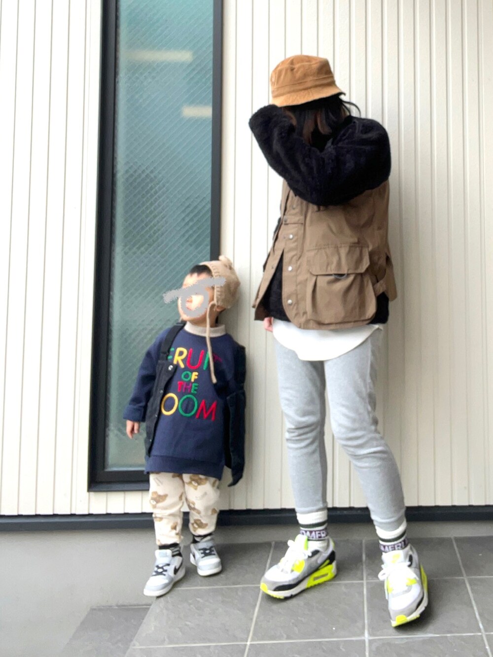 ブラック系のTシャツ/カットソー、イエロー系のスニーカー、ブラック系のベストを着用したレディースの冬コーディネートの2枚目の写真