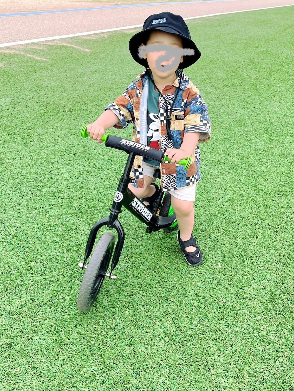 「お出かけコーデ日記、おやこーで。、小鉄、貨物、公園、スニーカー、NIKE、エアリフト、シャカサンダル、キャップ、シャツスタイル、Ralph Lauren、ショートパンツ」|「POLO RALPH LAURENのクラシックフィット エンブロイダード シャツ(シャツ/ブラウス、ブルー系)」を使った、mai✺maiさん(レディース・158cm)の春コーディネートの2枚目の写真