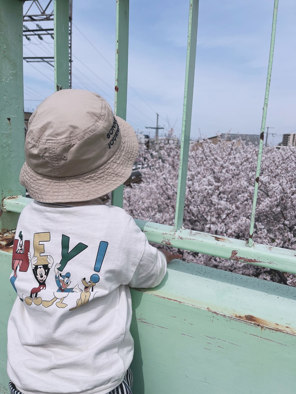 ホワイト系のスウェット、ベージュ系のパンツ、ホワイト系のスニーカーを着用したレディースの春コーディネートの2枚目の写真