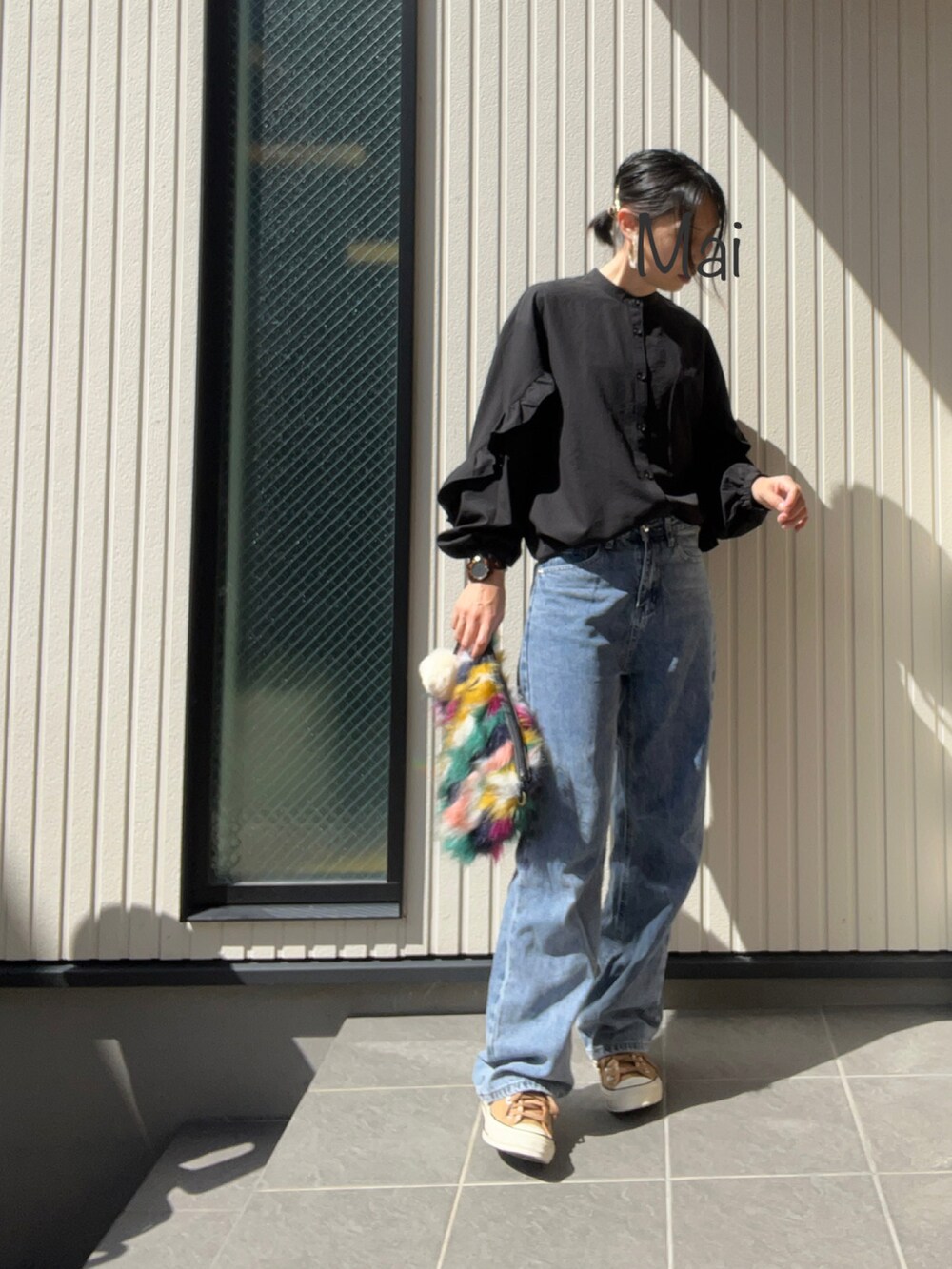 「プチプラ、ファー小物、ファーバッグ、やっぱりデニムが好き、SHEIN、スニーカー、コンバース」｜「GUのアイテム（シャツ/ブラウス、ブラック系）」を使った、mai✺maiさん（レディース・158cm）の秋コーディネートの2枚目の写真