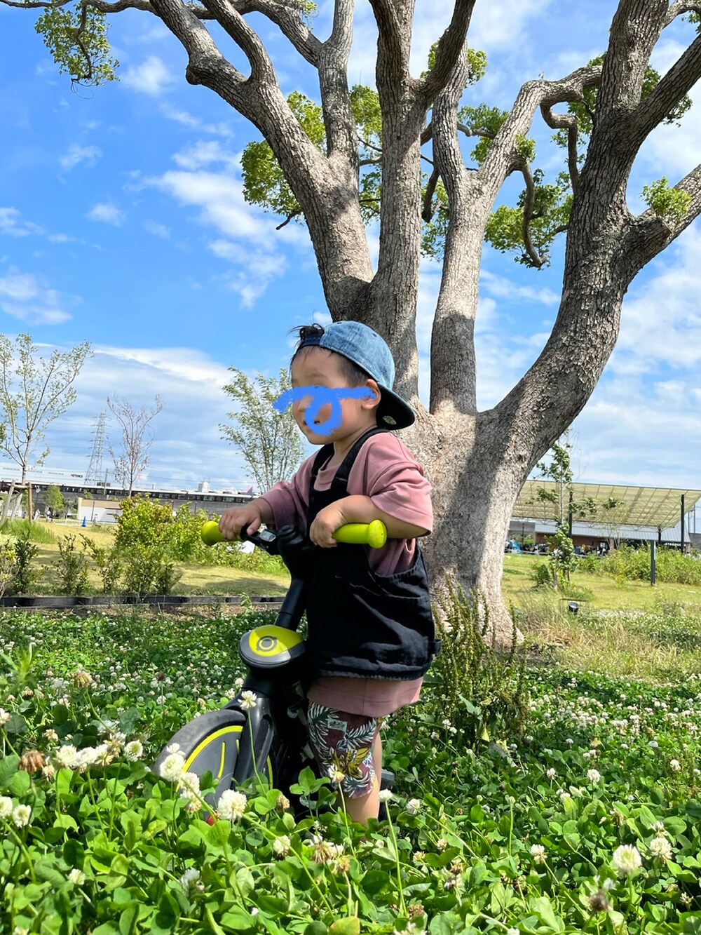 ピンク系のTシャツ/カットソー、ブラック系のベスト、ブラウン系のその他パンツを着用したキッズの夏コーディネートの2枚目の写真