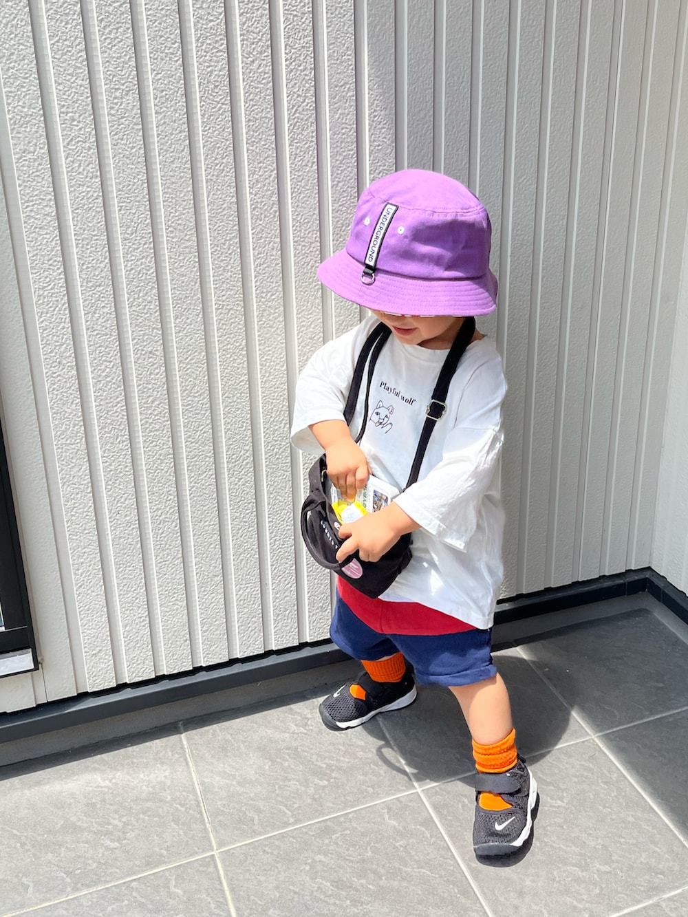 ホワイト系のTシャツ/カットソー、グリーン系のその他パンツ、ブラック系のスニーカーを着用したレディースの夏コーディネートの2枚目の写真