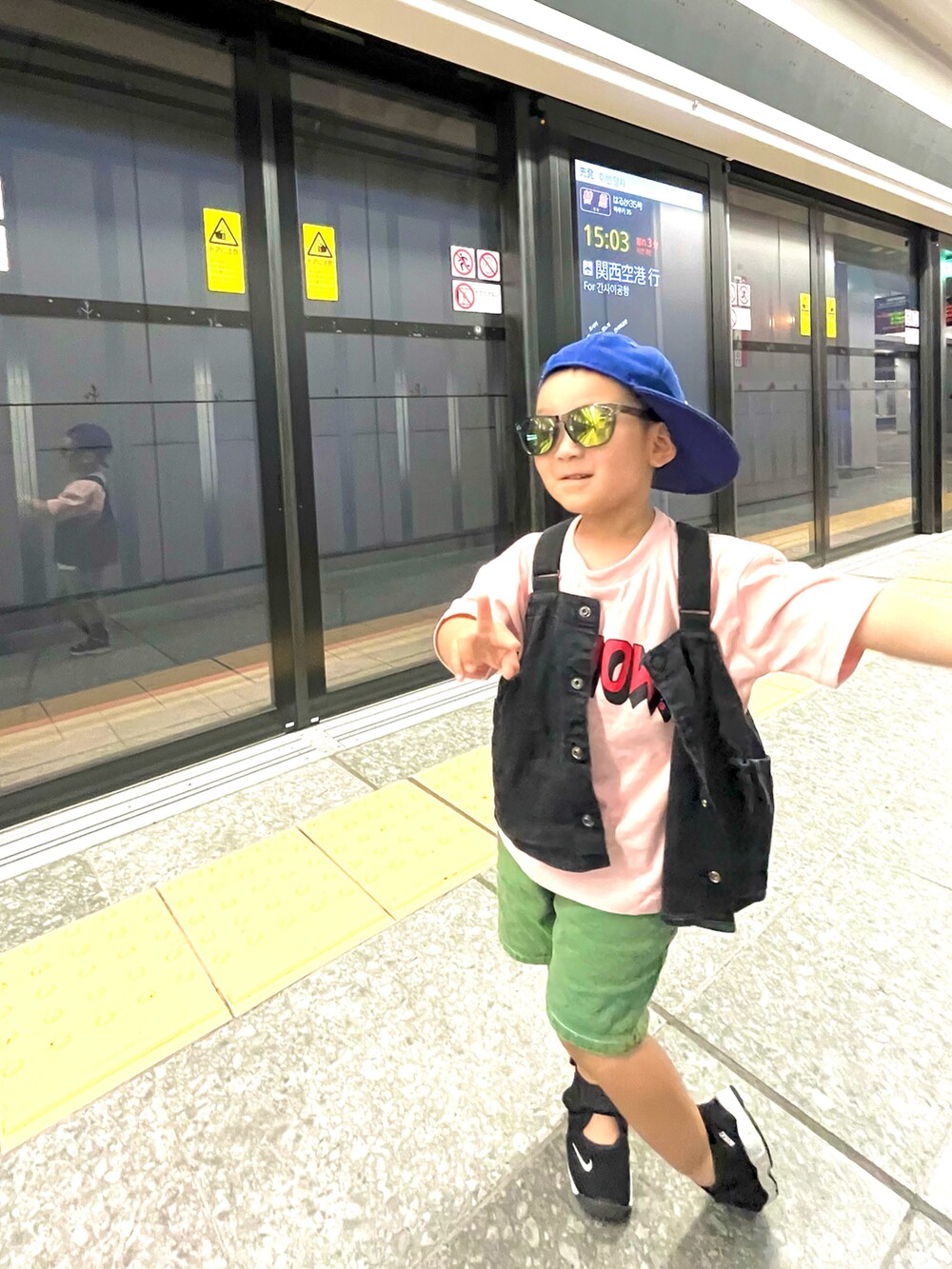「このスタイルがお気に入り、ロゴT、ピンク、B:MING by BEAMS、bmingbybeams、ビーミングbyビームス、フロントプリント、小鉄、鉄オタ、電車、スニーカー、NIKE、エアリフト、デニム」｜「B:MING by BEAMSのB:MING by BEAMS / フロント プリント Tシャツ（100～140cm）（Tシャツ/カットソー、ピンク系）」を使った、mai✺maiさん（キッズ・90cm）の夏コーディネートの2枚目の写真