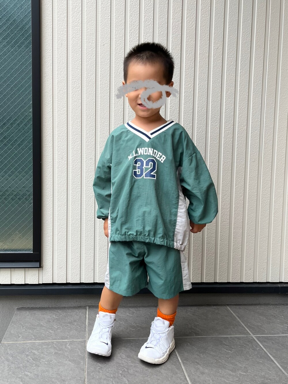 グリーン系のTシャツ/カットソー、ブラック系のデニムジャケット、グレー系のパンツを着用したレディースの秋コーディネートの3枚目の写真