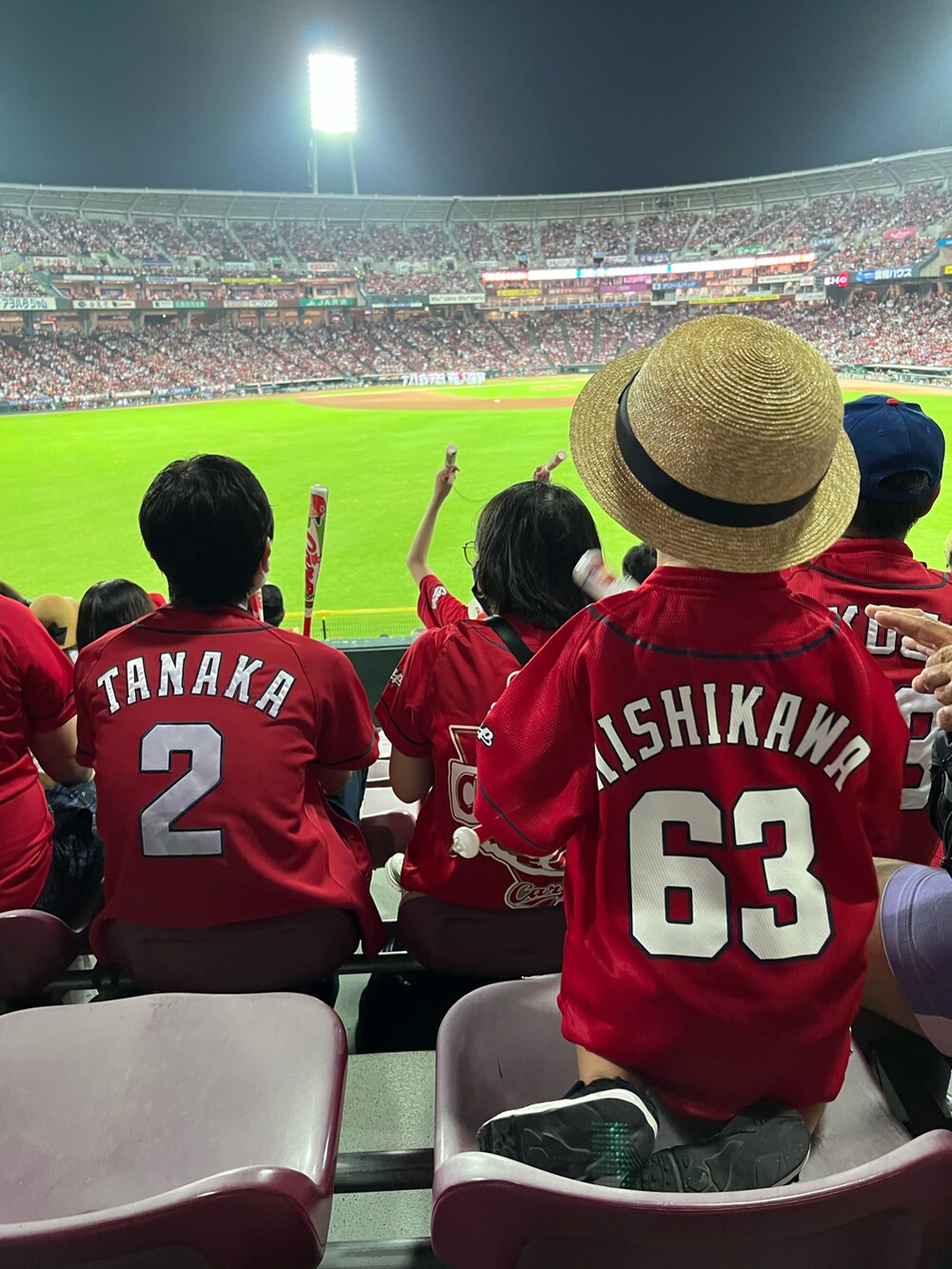 ブルー系のデニムパンツ、ブラウン系のその他パンツ、ブラック系のスニーカーを着用したレディースの夏コーディネートの2枚目の写真