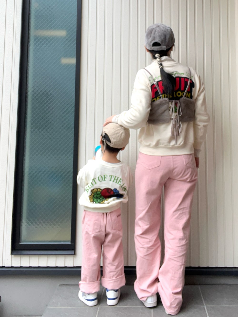 ホワイト系のスウェット、グレー系のキャミソール、ピンク系のパンツを着用したレディースの冬コーディネートの2枚目の写真