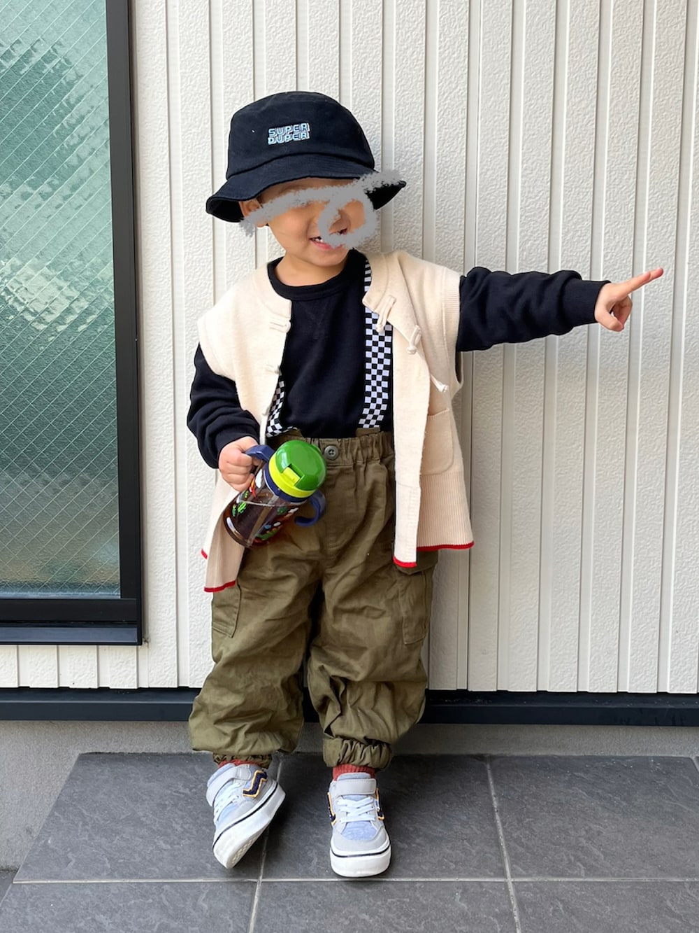 ホワイト系のベスト、ブラック系のTシャツ/カットソー、ベージュ系のワンピースを着用したレディースの冬コーディネートの3枚目の写真