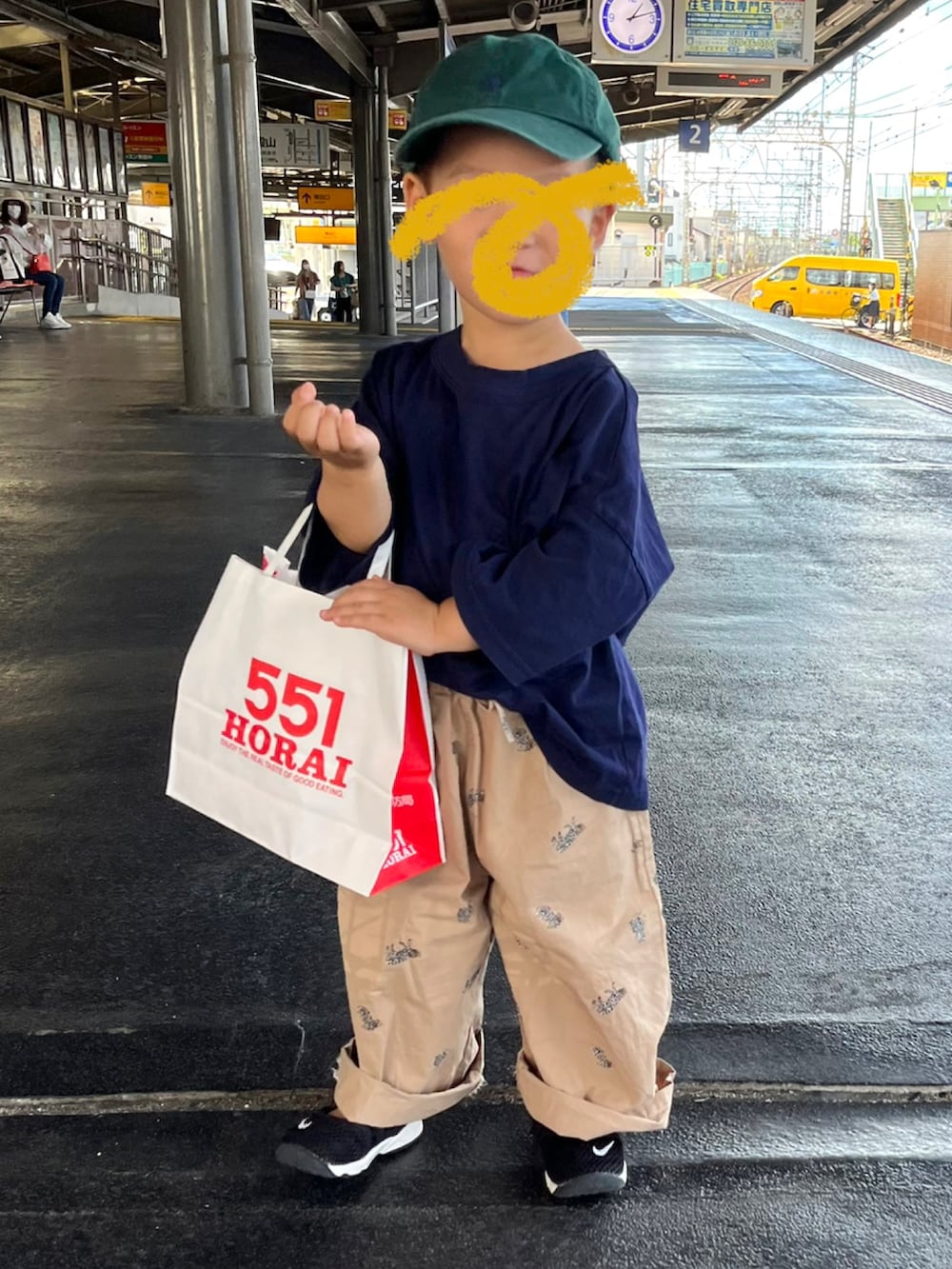 ホワイト系のスウェット、ブラック系のパンツ、ピンク系のスニーカーを着用したレディースの秋コーディネートの3枚目の写真