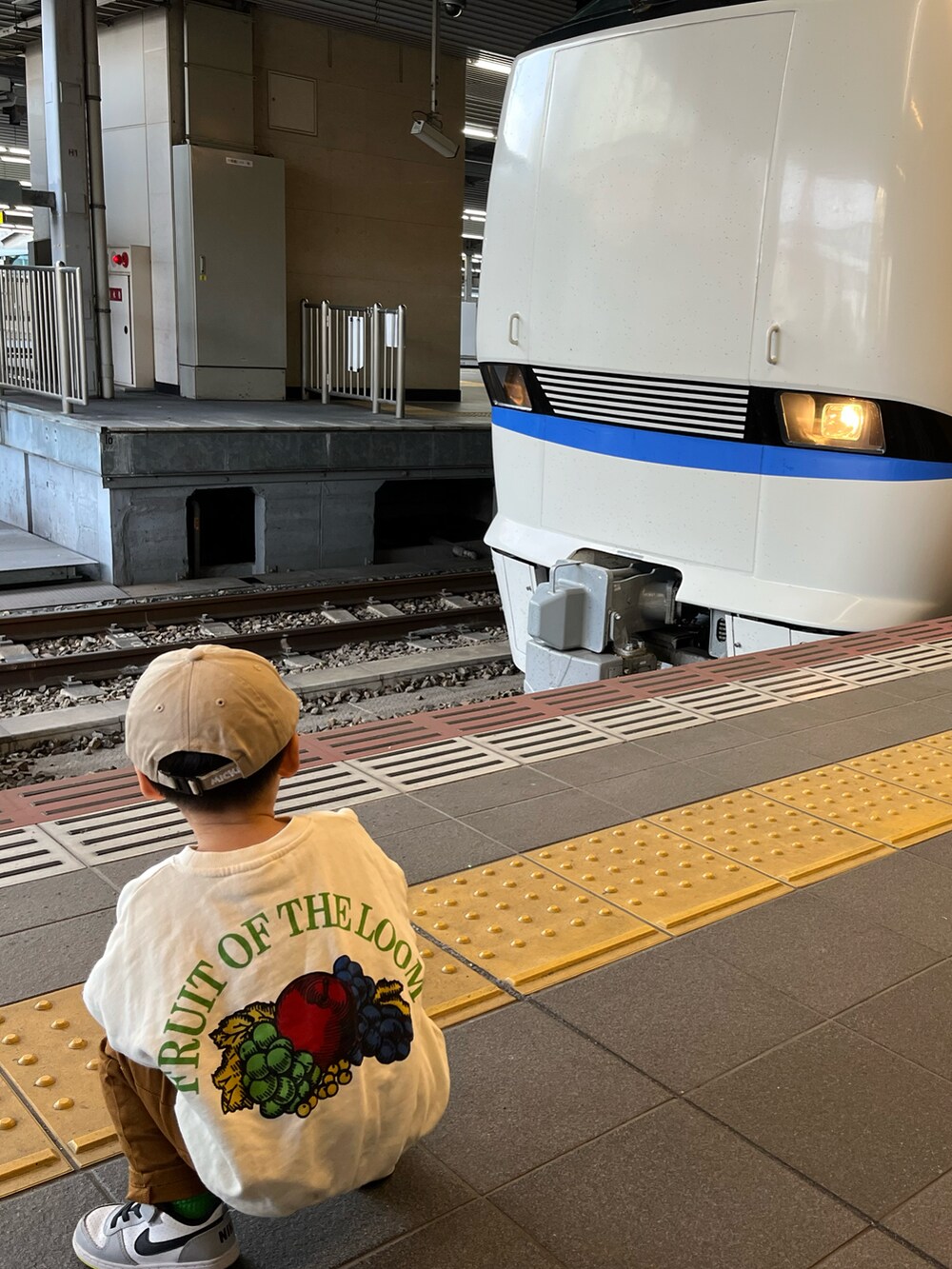 ホワイト系のスウェット、ブラック系のベスト、ブラウン系のその他パンツを着用したキッズの春コーディネートの3枚目の写真