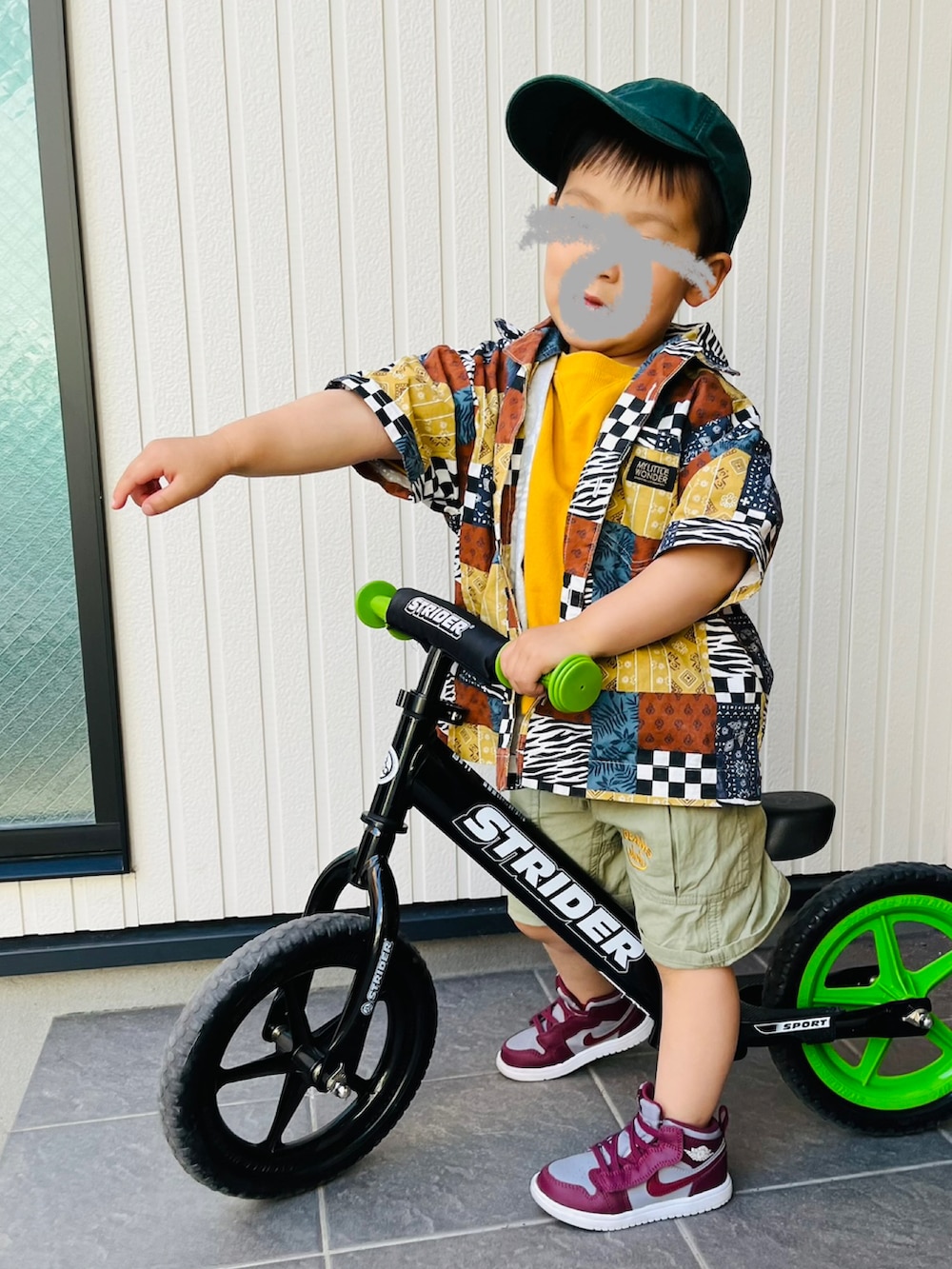 イエロー系のTシャツ/カットソー、ブルー系のデニムパンツ、ブラック系のスニーカーを着用したレディースの春コーディネートの2枚目の写真