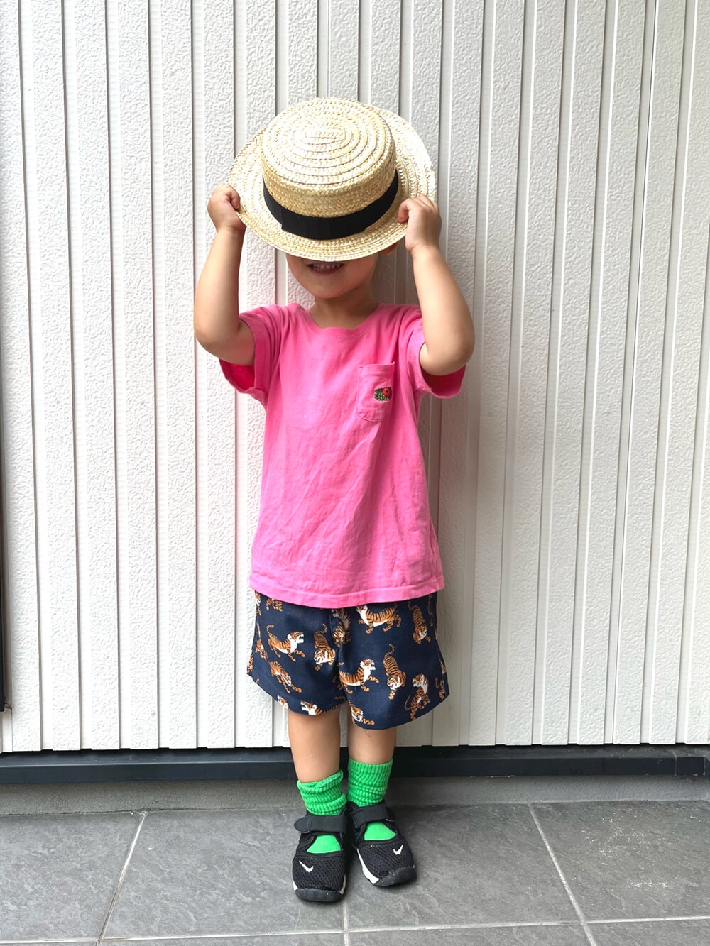 ブルー系のその他パンツ、ピンク系のTシャツ/カットソー、ブラック系のスニーカーを着用したキッズの夏コーディネートの2枚目の写真