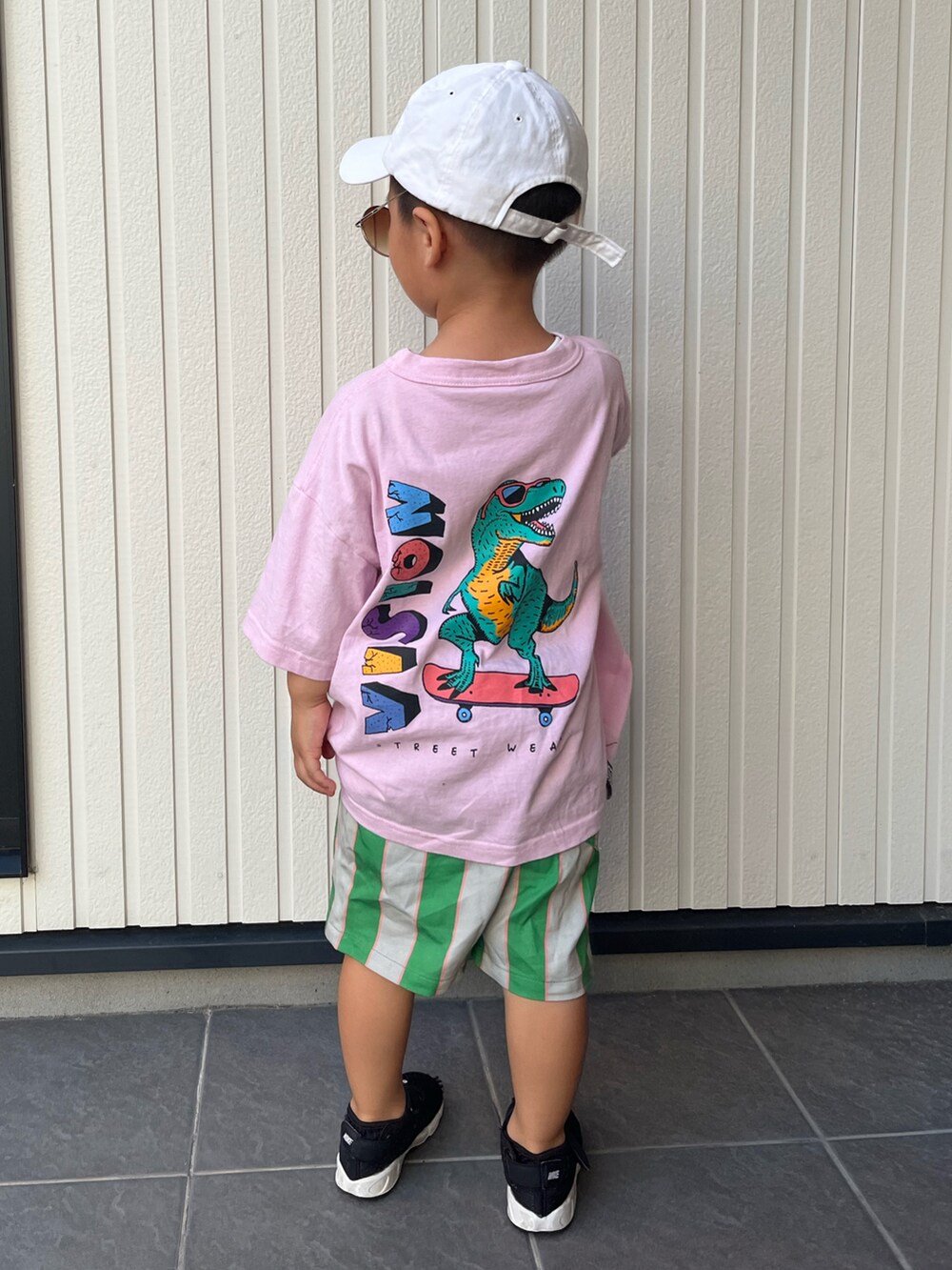 ピンク系のTシャツ/カットソー、グリーン系のその他パンツ、ブラック系のスニーカーを着用したキッズの夏コーディネートの2枚目の写真