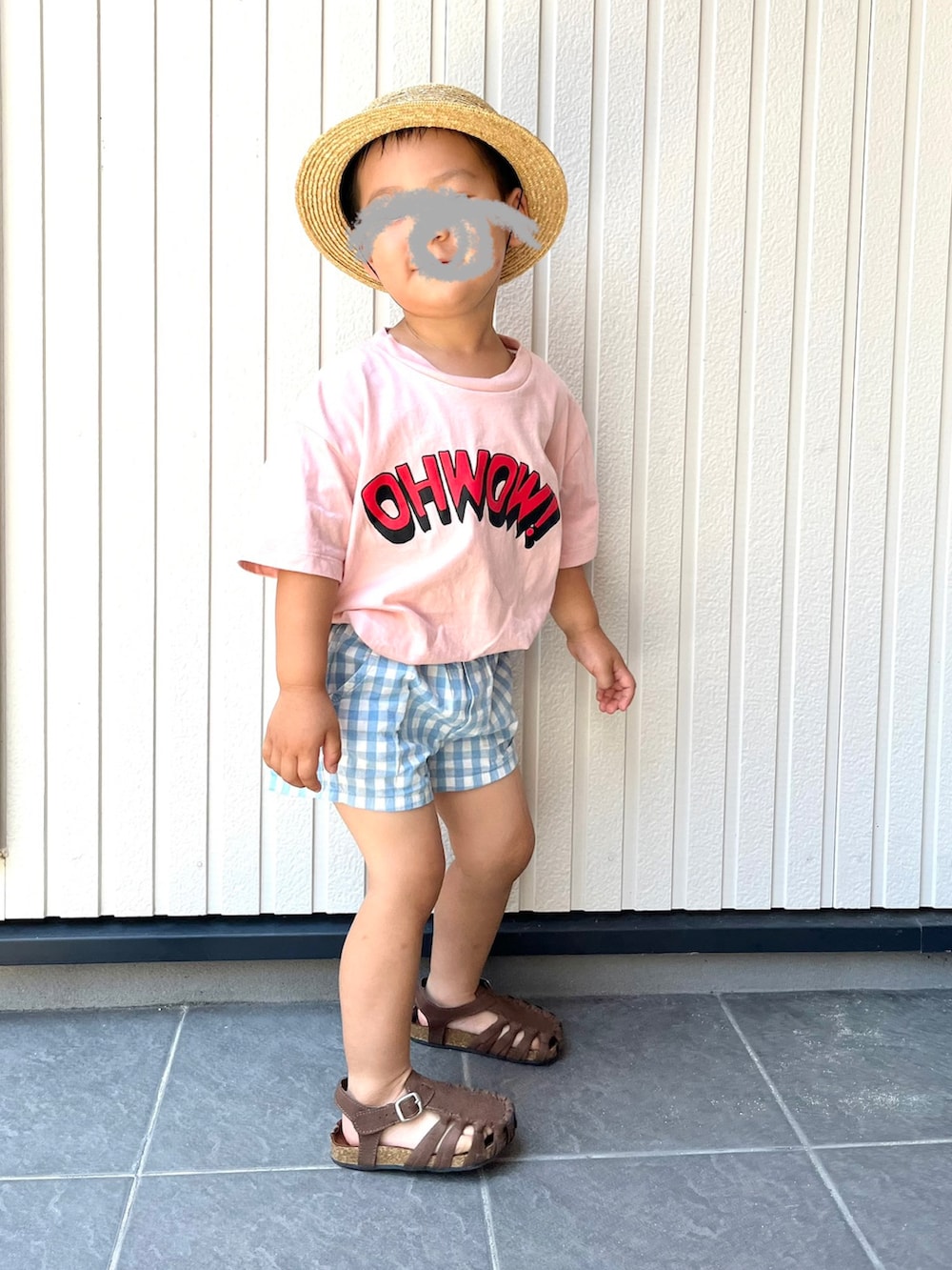 ピンク系のTシャツ/カットソー、ブラック系のワンピース、ブラウン系のサンダルを着用したレディースの夏コーディネートの3枚目の写真