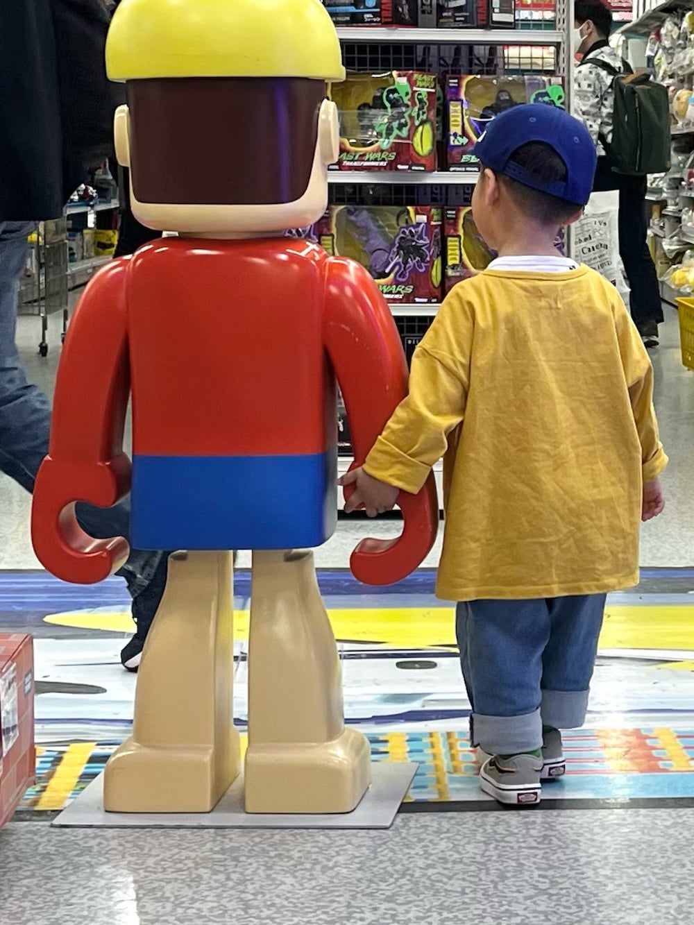 「スニーカー、VANS、デニム、やっぱりデニムが好き、小鉄、てっちゃん」｜「OMNESのキッズ  ストレッチデニムパンツ（デニムパンツ、ブルー系）」を使った、mai✺maiさん（キッズ・90cm）の春コーディネートの2枚目の写真