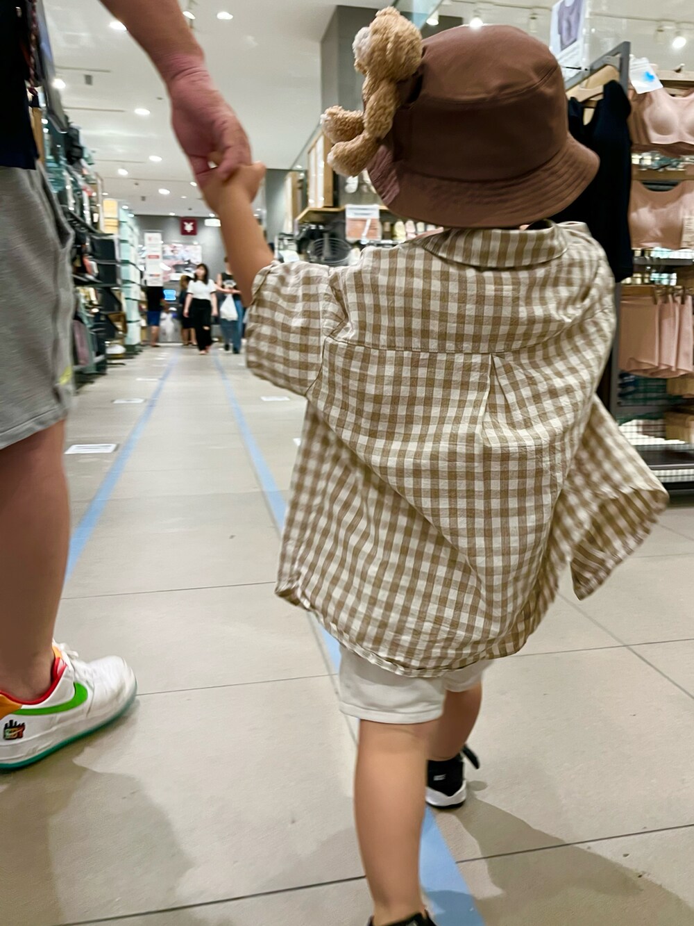 ベージュ系のシャツ/ブラウス、ホワイト系のパンツ、ブラック系のスニーカーを着用したキッズの夏コーディネートの2枚目の写真