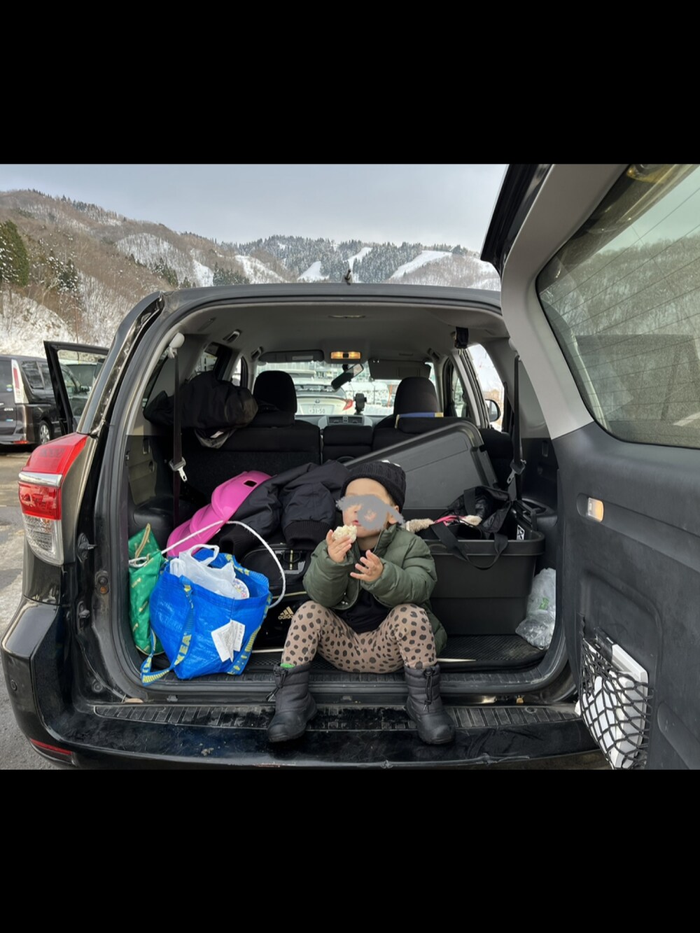 グリーン系のダウンジャケット/コート、ブラック系のスウェット、ブラック系のニットキャップ/ビーニーを着用したキッズの冬コーディネートの3枚目の写真