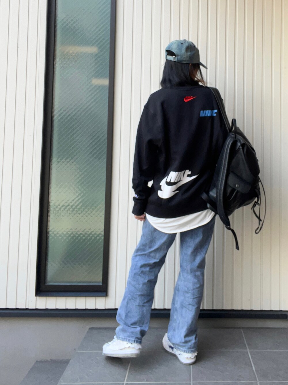「ストリート、スニーカー、NIKE、ナイキ、AIR FORCE 1、エアフォースワン、やっぱりデニムが好き、デニム、サモトラケのニケ、nike×nike」｜「NEW ERAのアイテム（キャップ、ブルー系）」を使った、mai✺maiさん（レディース・158cm）の秋コーディネートの2枚目の写真