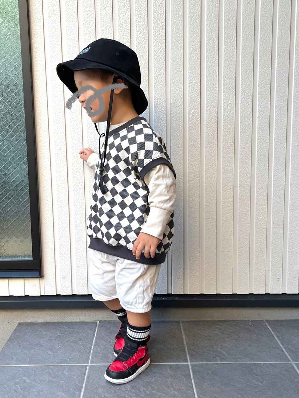 その他のベスト、ベージュ系のTシャツ/カットソー、ホワイト系のパンツを着用したキッズの秋コーディネートの2枚目の写真