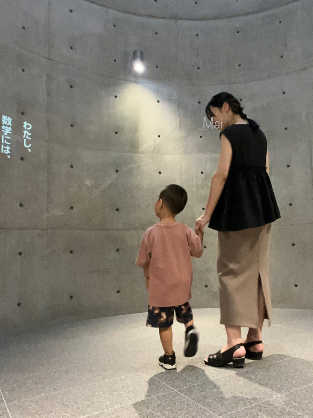 ブラック系のTシャツ/カットソー、ブラウン系のスカート、ブラウン系のパンプスを着用したレディースの夏コーディネートの2枚目の写真