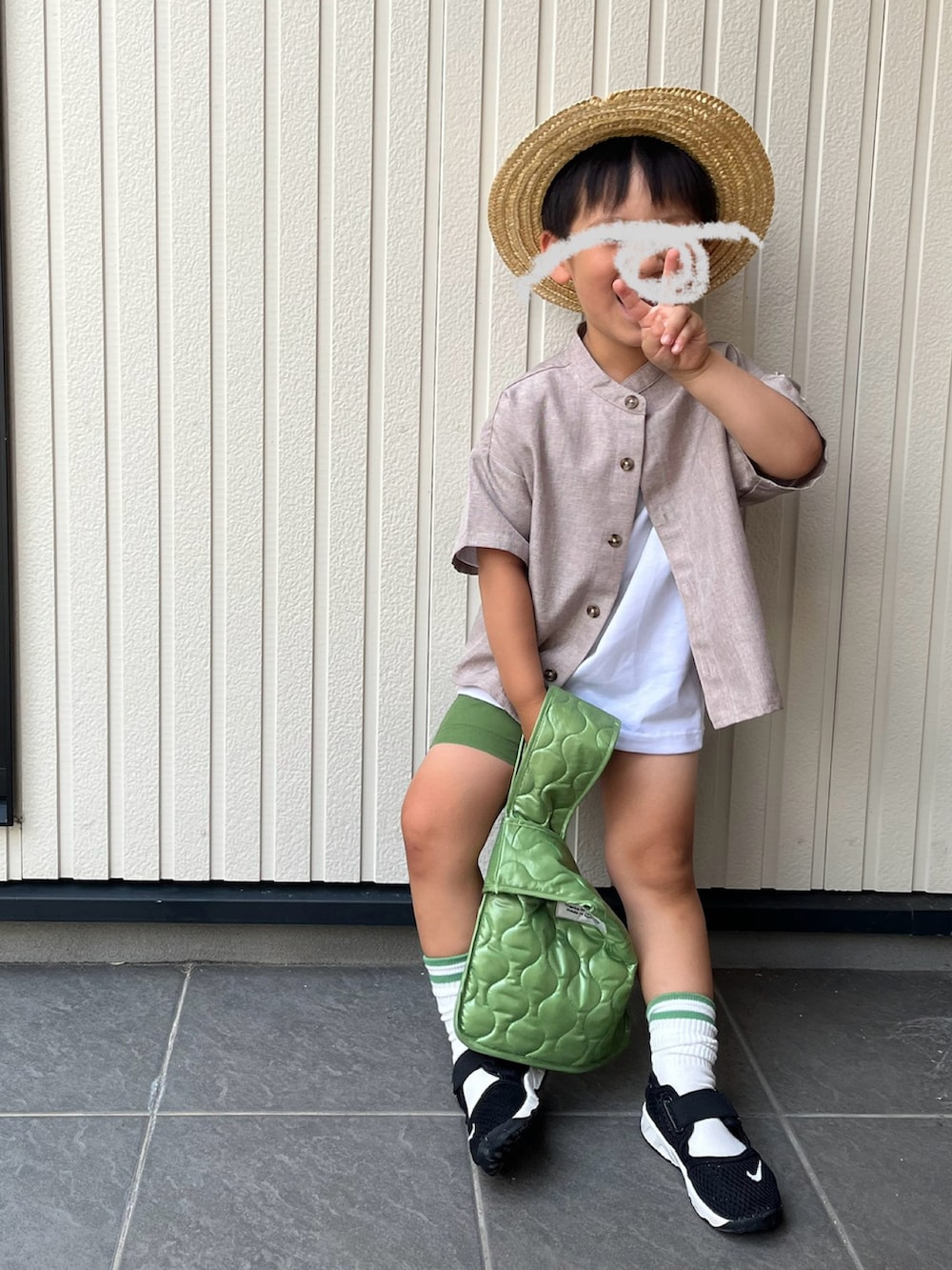 ベージュ系のワンピース、ブラウン系のサンダル、ベージュ系のセットアップを着用したレディースの夏コーディネートの2枚目の写真