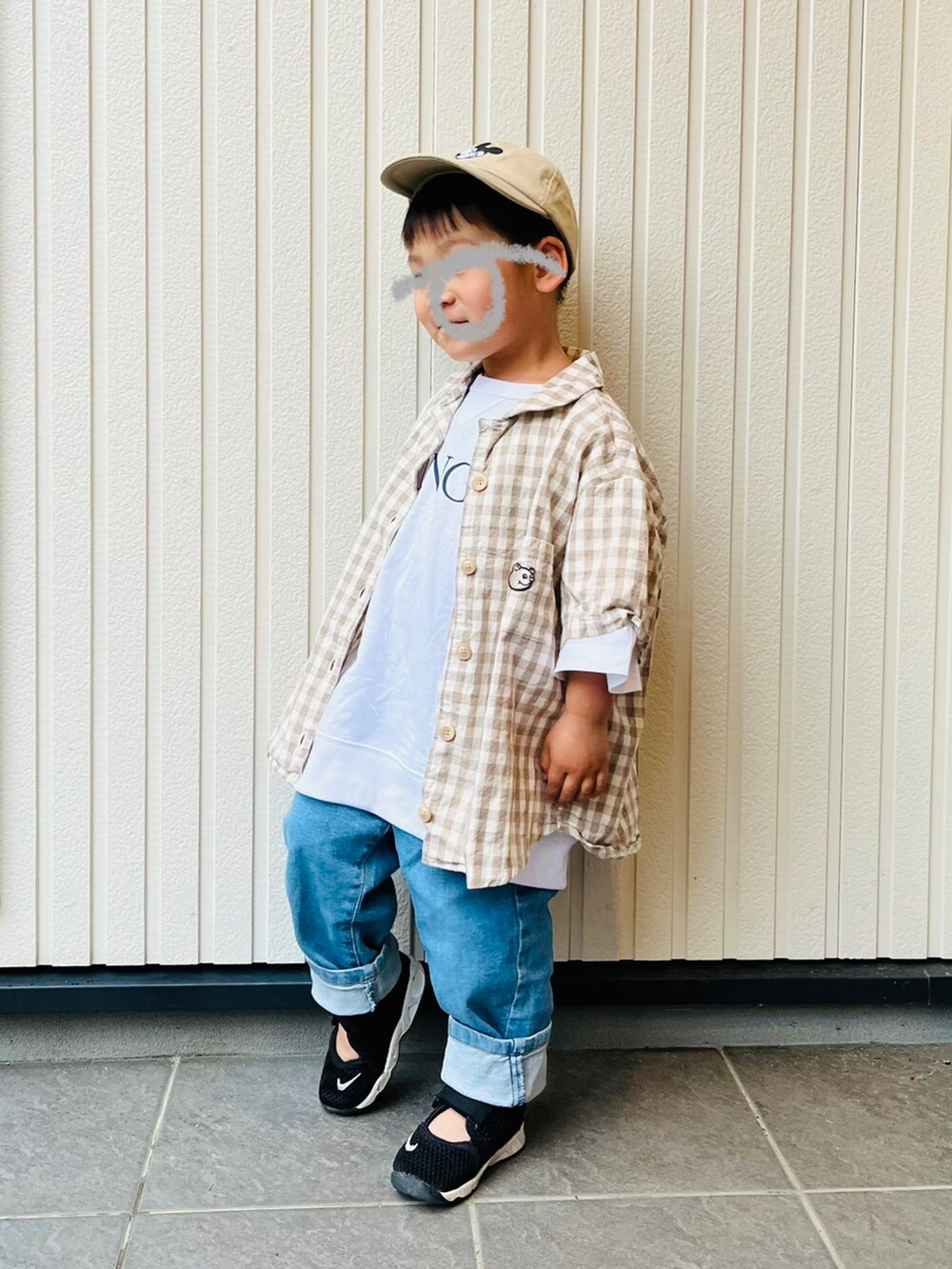 「シンプル、シャツ、monmimi、デニム、やっぱりデニムが好き、キャップ、スニーカー、NIKE、エアリフト」｜「OMNESのキッズ  ストレッチデニムパンツ（デニムパンツ、ブルー系）」を使った、mai✺maiさん（キッズ・90cm）の春コーディネートの2枚目の写真