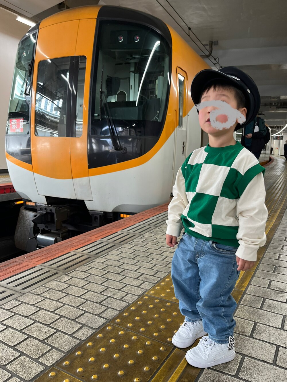 グリーン系のTシャツ/カットソー、ブルー系のデニムパンツ、ホワイト系のスニーカーを着用したキッズの春コーディネートの2枚目の写真