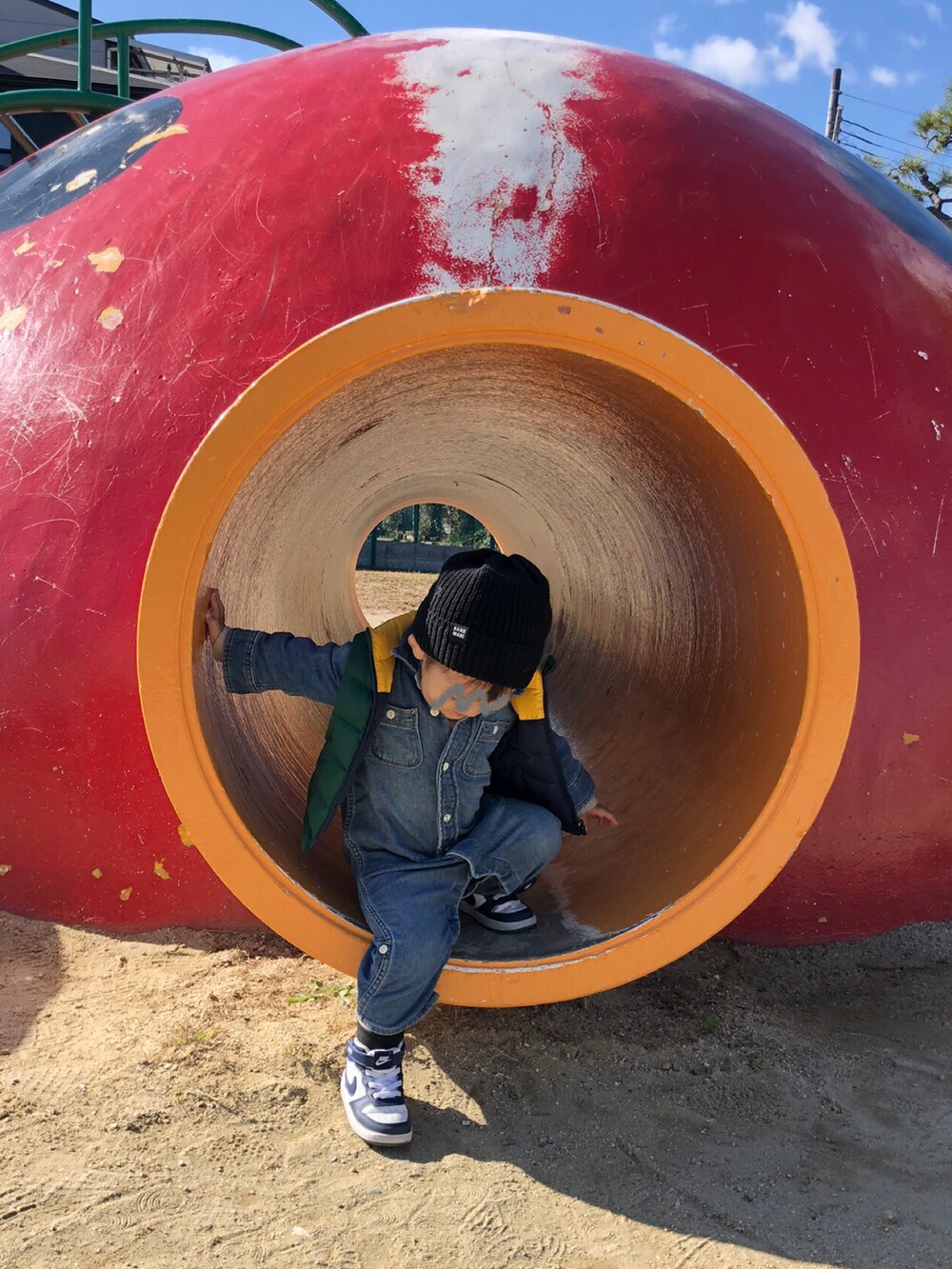 「おやこーで。、スニーカー、NIKE、コートバーロウ、つなぎ、デニム、男の子、2歳、公園スタイル」｜「POLO RALPH LAUREN CHILDRENSWEARのリバーシブル ダウン ベスト（ダウンベスト、ブルー系）」を使った、mai✺maiさん（キッズ・80cm）の冬コーディネートの2枚目の写真