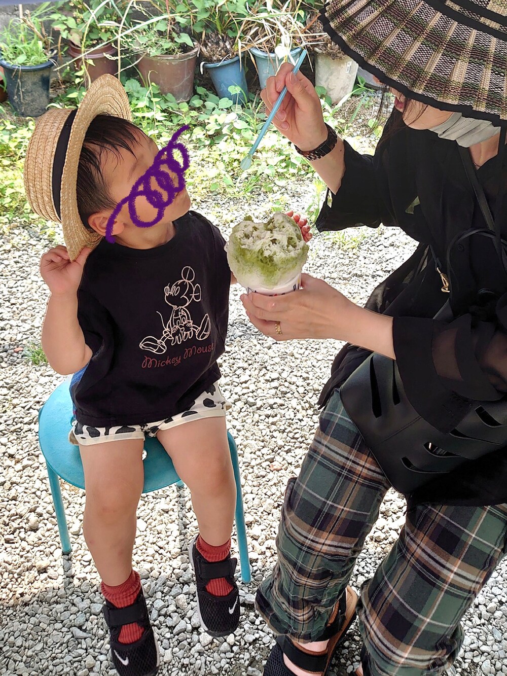 ブラック系のシャツ/ブラウス、ブラック系のショルダーバッグ、ブラック系のTシャツ/カットソーを着用したレディースの夏コーディネートの3枚目の写真