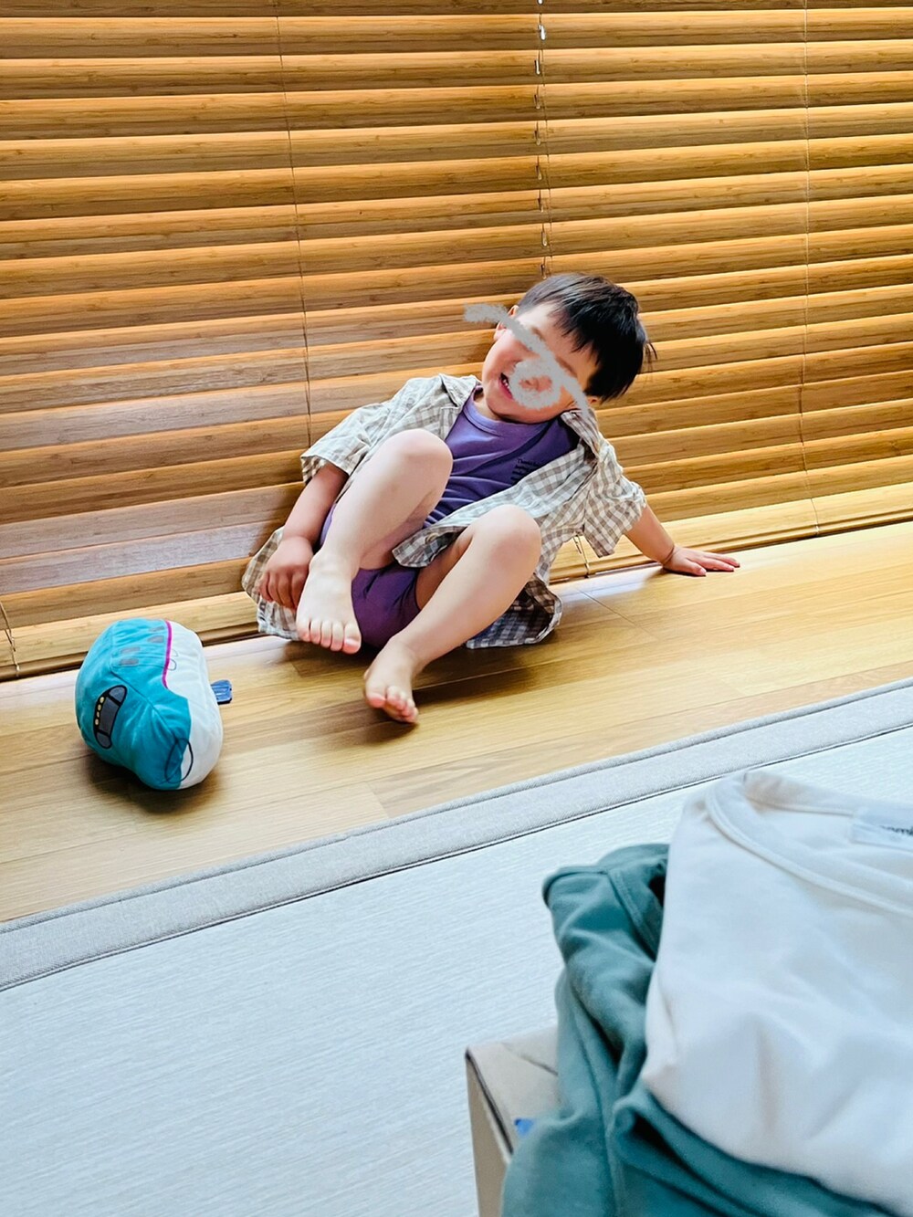 「休日スタイル、monmimi、モンミミ、ルームウェア、チェック、セットアップ、ベージュ、パープル」｜「monmimiのアイテム（シャツ/ブラウス、ベージュ系）」を使った、mai✺maiさん（キッズ・90cm）の春コーディネートの2枚目の写真