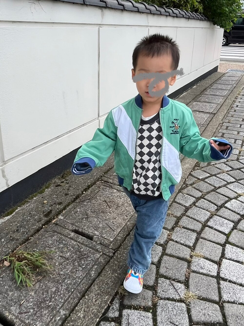 「秋ルック紹介するよ、休日コーデ、やっぱりデニムが好き、デニム、birthday、スニーカー、adidas、ストリート、ブルゾン、Ralph Lauren、ラルフローレン、レイヤードスタイル、チェック」｜「NEW ERAのNEW ERA/ニューエラ キッズ キャップ 12540967（キャップ、ブルー系）」を使った、mai✺maiさん（キッズ・90cm）の秋コーディネートの2枚目の写真