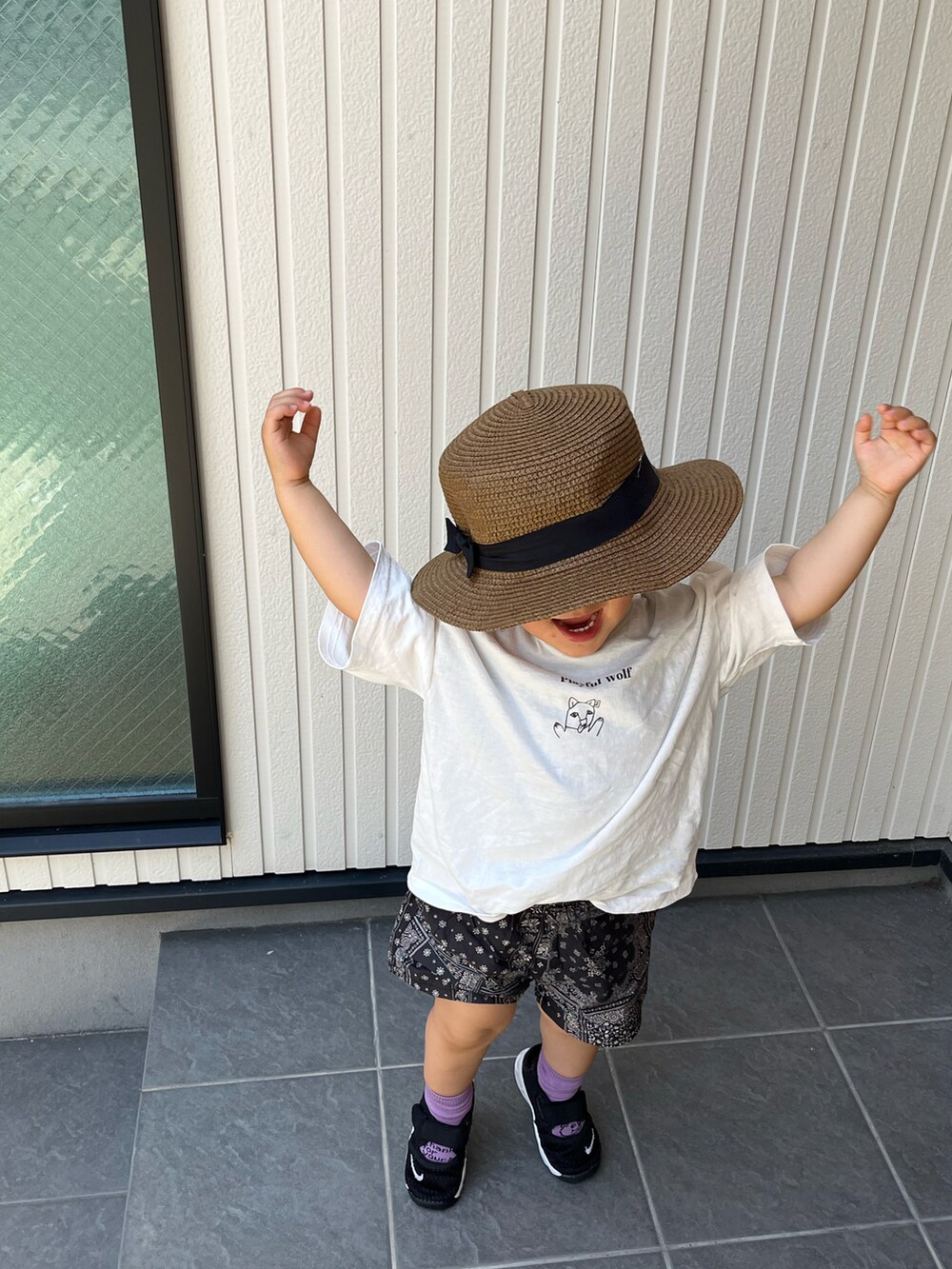 ブラック系のシャツ/ブラウス、グリーン系のパンツ、ホワイト系のTシャツ/カットソーを着用したレディースの夏コーディネートの2枚目の写真
