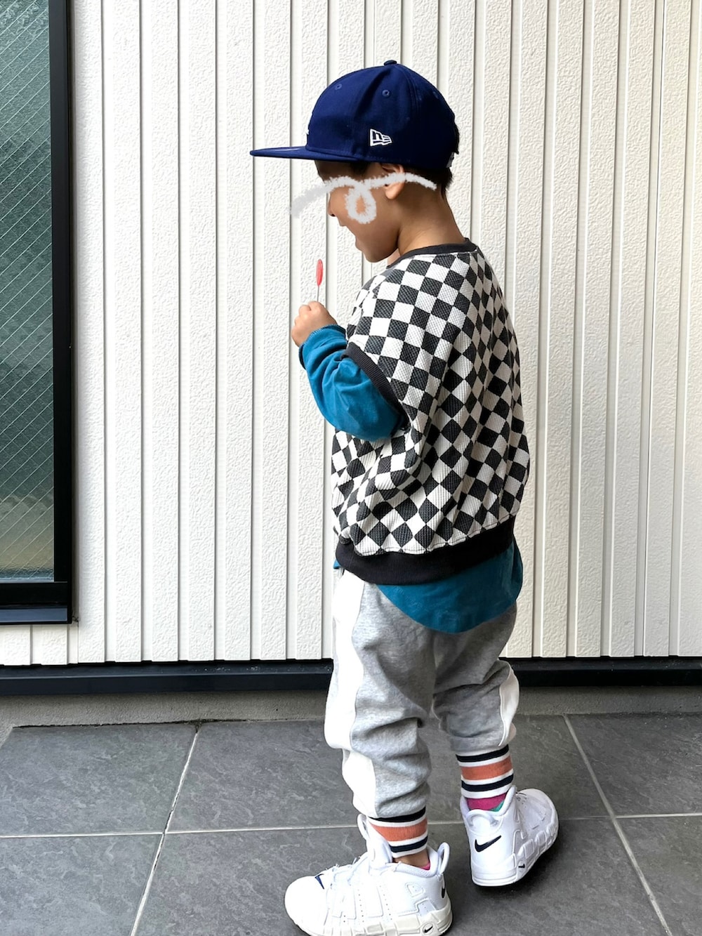 その他のベスト、ブルー系のTシャツ/カットソー、グレー系のスウェットパンツを着用したキッズの秋コーディネートの2枚目の写真
