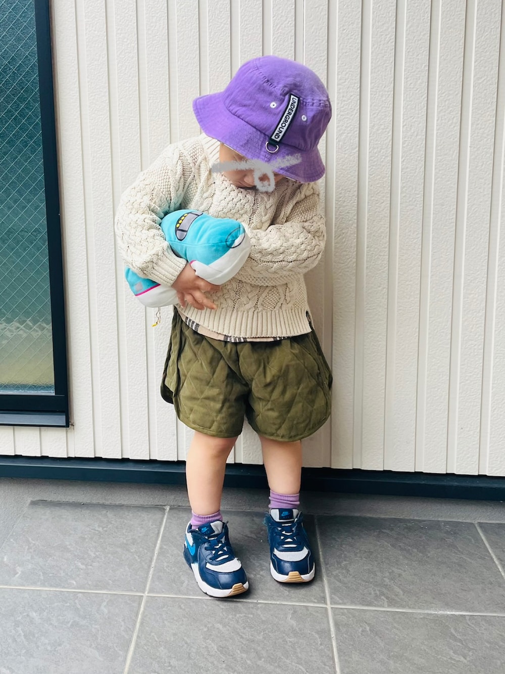 ブラック系のTシャツ/カットソー、パープル系のスウェット、ブラック系のショルダーバッグを着用したレディースの春コーディネートの2枚目の写真