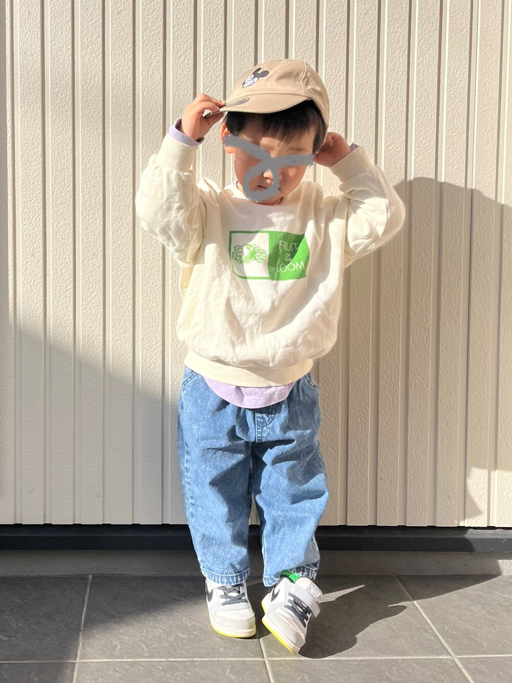 ホワイト系のスウェット、パープル系のTシャツ/カットソー、ブルー系のデニムパンツを着用したキッズの冬コーディネートの3枚目の写真