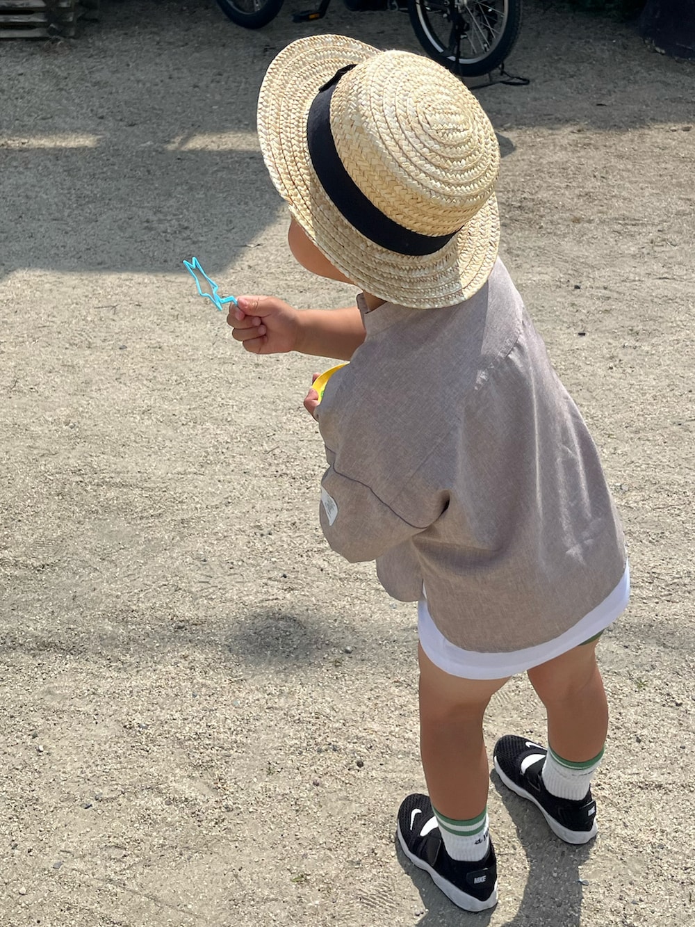 ベージュ系のワンピース、ブラウン系のサンダル、ベージュ系のセットアップを着用したレディースの夏コーディネートの3枚目の写真