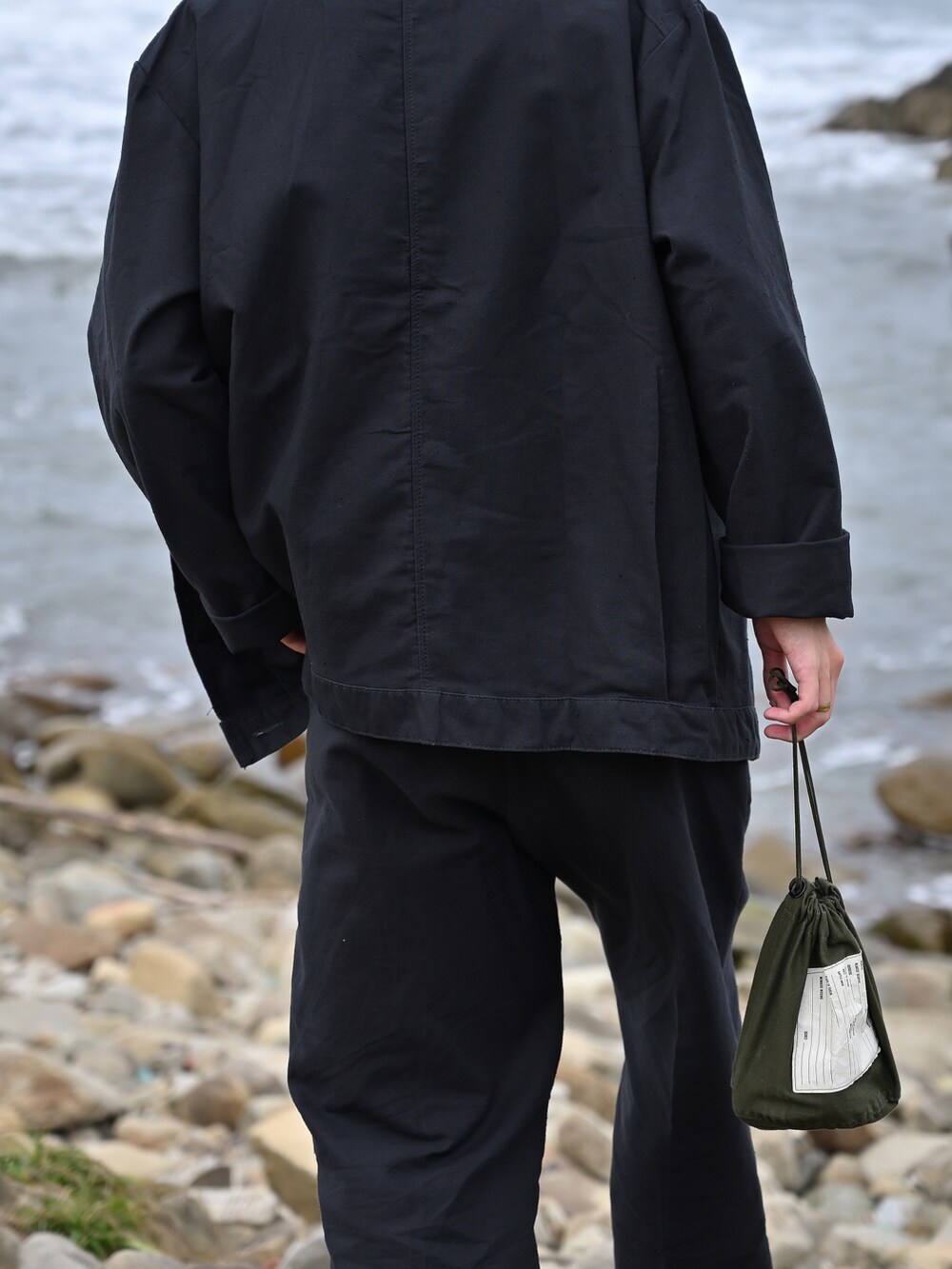 ホワイト系のTシャツ/カットソー、ブラック系のその他シューズを着用したメンズの秋コーディネートの3枚目の写真