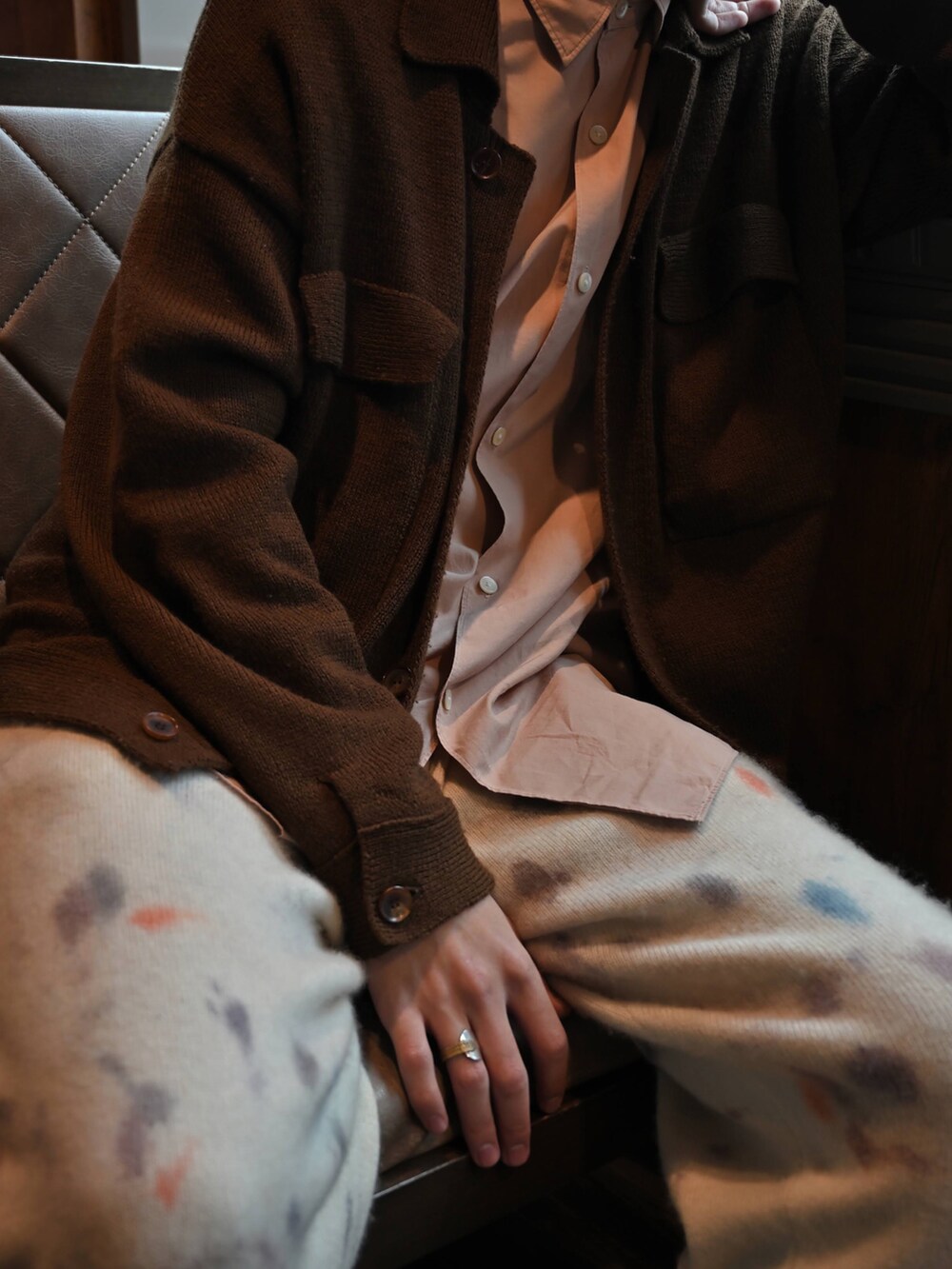 ブラウン系のブルゾン、ピンク系のシャツ/ブラウス、ホワイト系のその他パンツを着用したメンズの秋コーディネートの2枚目の写真