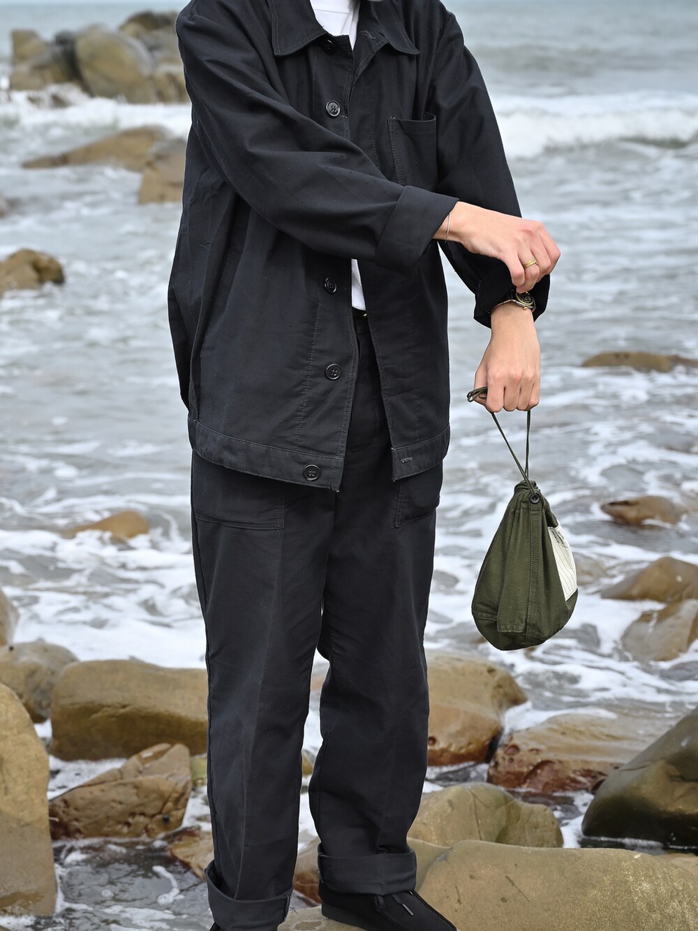 ホワイト系のTシャツ/カットソー、ブラック系のその他シューズを着用したメンズの秋コーディネートの2枚目の写真