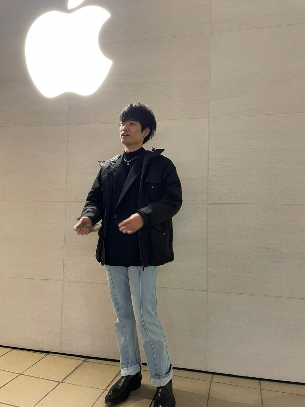 ブルー系のデニムパンツ、ブラック系のブーティ、ブラック系のテーラードジャケットを着用したメンズの冬コーディネートの2枚目の写真