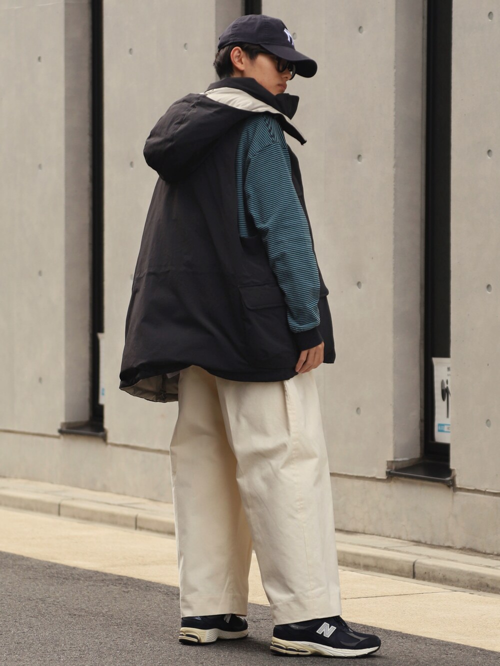 グリーン系のTシャツ/カットソー、ブラック系のダウンジャケット/コート、ホワイト系のその他パンツを着用したメンズの冬コーディネートの2枚目の写真