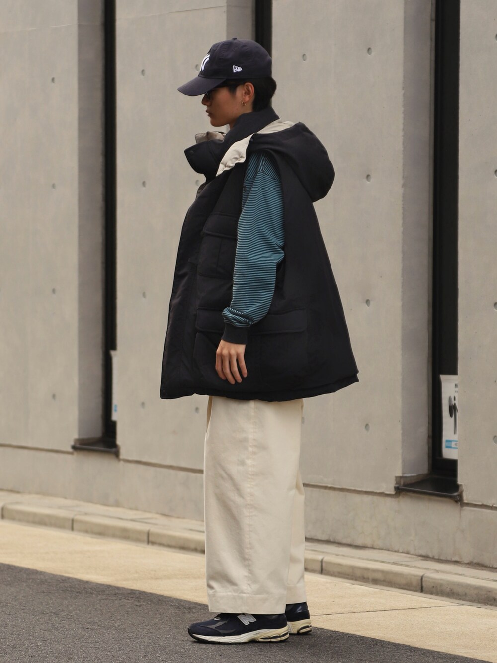 グリーン系のTシャツ/カットソー、ブラック系のダウンジャケット/コート、ホワイト系のその他パンツを着用したメンズの冬コーディネートの3枚目の写真