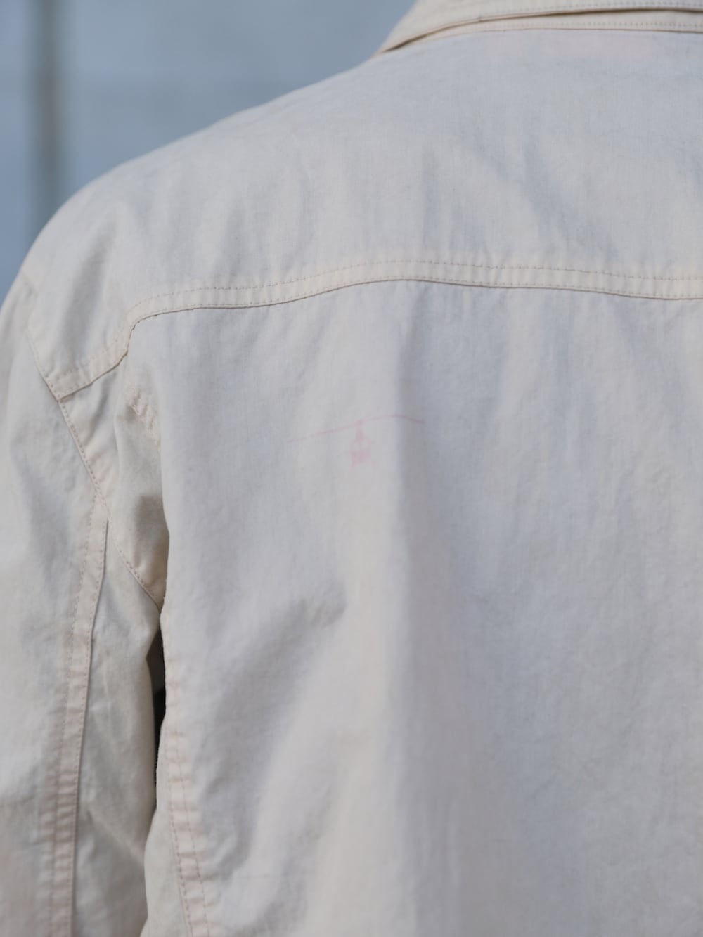 ベージュ系のミリタリージャケット、ブラック系のデニムパンツを着用したメンズの秋コーディネートの3枚目の写真