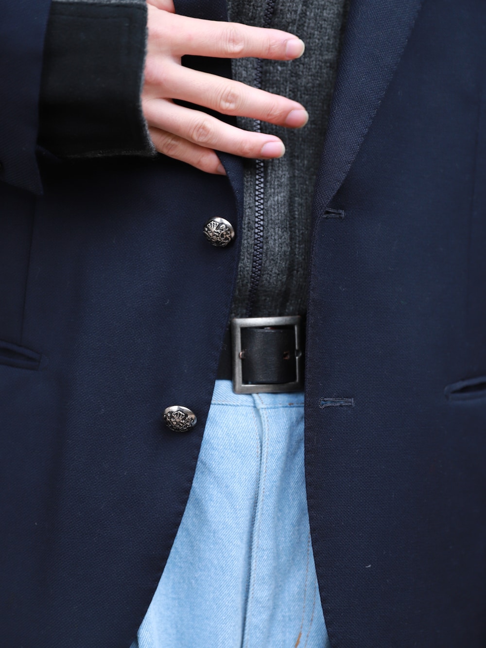 ブルー系のテーラードジャケット、ブルー系のデニムパンツ、ブラック系のドレスシューズを着用したメンズの冬コーディネートの2枚目の写真